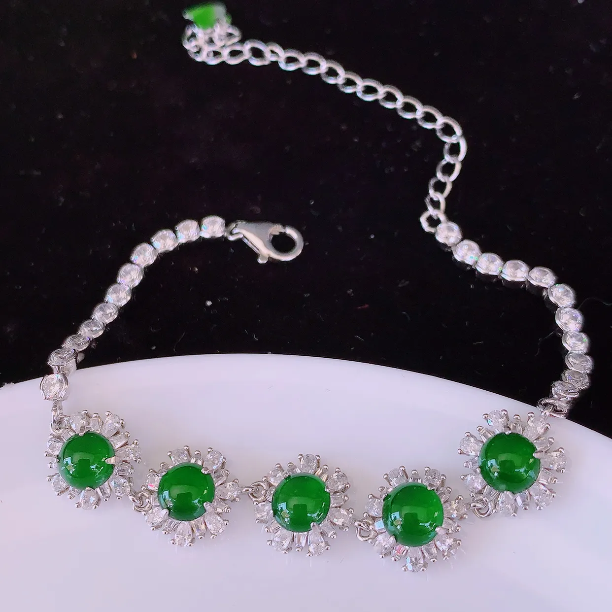 冰透满绿翡翠925银镶嵌手链，自然光实拍，翠色灵动，颜色漂亮，种老水足，品相佳，佩戴佳品！#97.7取一整体9.5*12*5裸石5.5*5.5