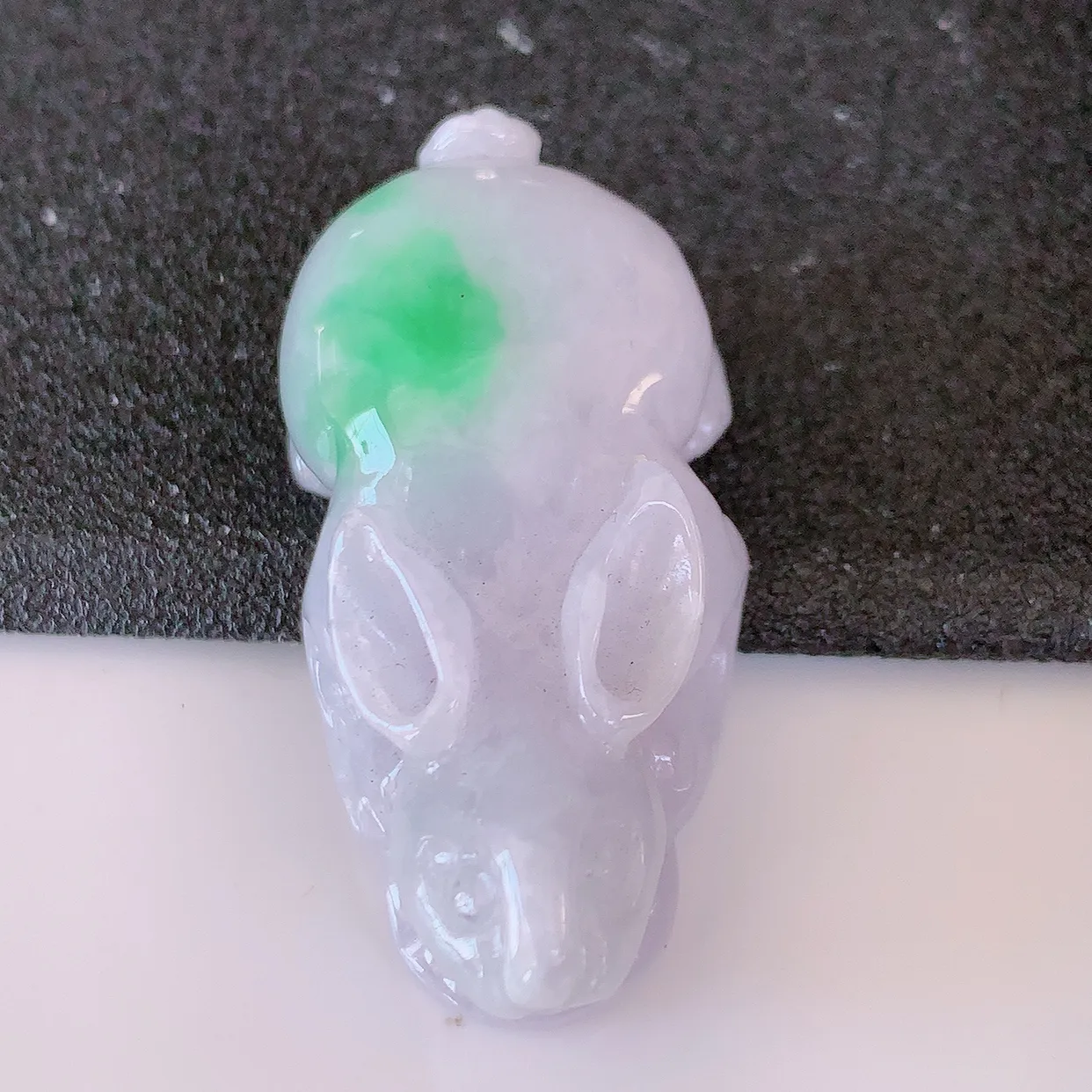 自然光实拍，冰润飘绿翡翠生肖玉兔吊坠，翠色灵动，佩戴效果时尚出众，尽显气质，玉质细腻，美感十足。#87.7