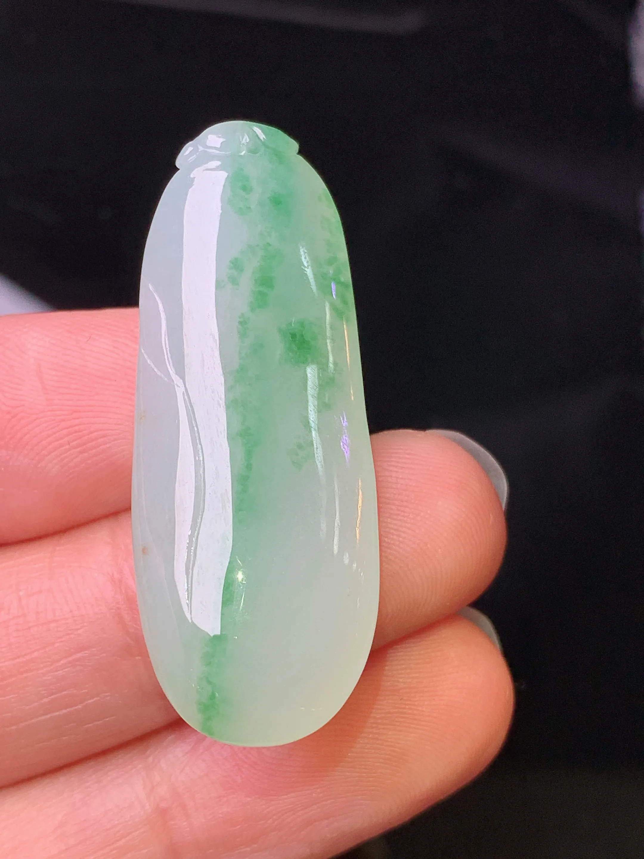 飘绿福瓜吊坠 玉质细腻 色泽艳丽清新 整体尺寸38.5*14.5* 8.5