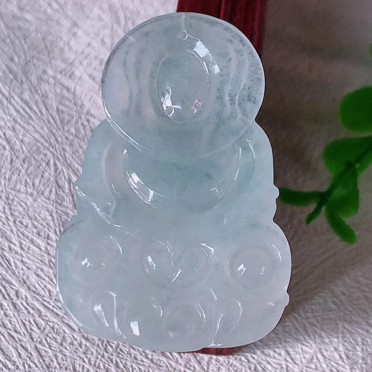 自然光实拍，冰种翡翠观音菩萨吊坠，赐福观音，玉润通透，慈祥端庄！#47.10