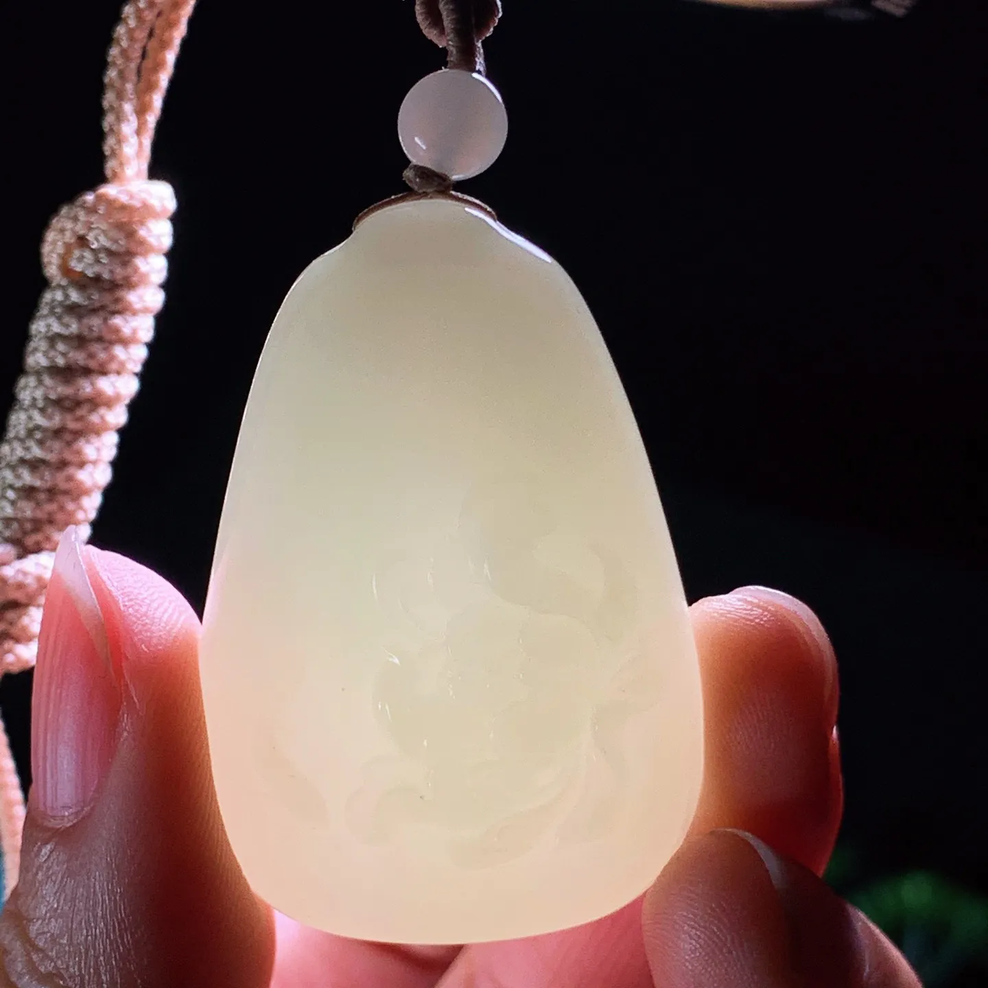 和田玉白玉花开富贵牌子挂件。尺寸42/29/11重28.8克 玉质细腻油润 底色纯净 脂粉好，品质好。lt251019