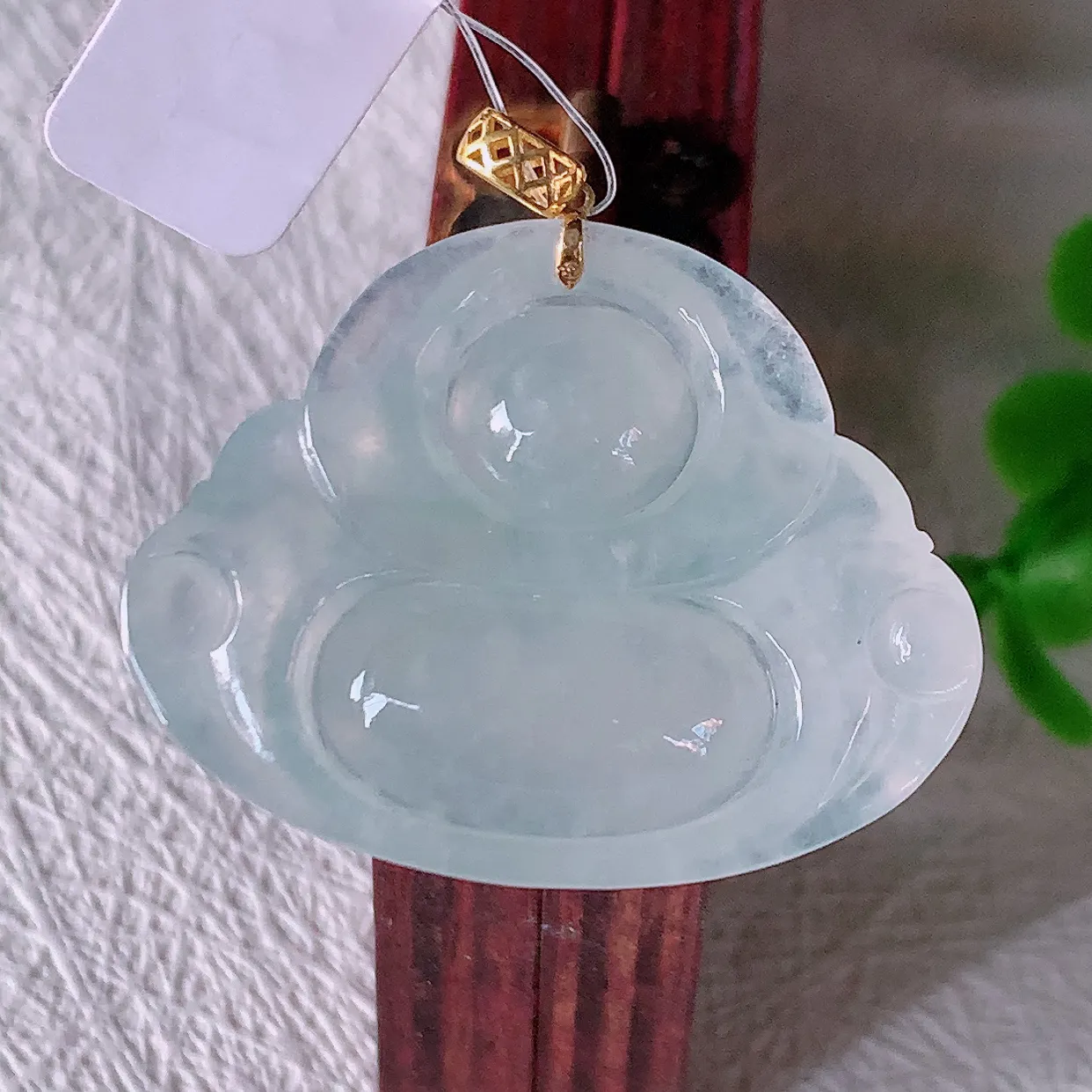 自然光实拍，18K金镶嵌冰种翡翠佛公吊坠，冰透饱满， 佛公亦保平安，寓意有福（佛公）相伴，品相佳，配戴优雅迷人！#49.10整体29.5裸石31.5*24.5*6.2