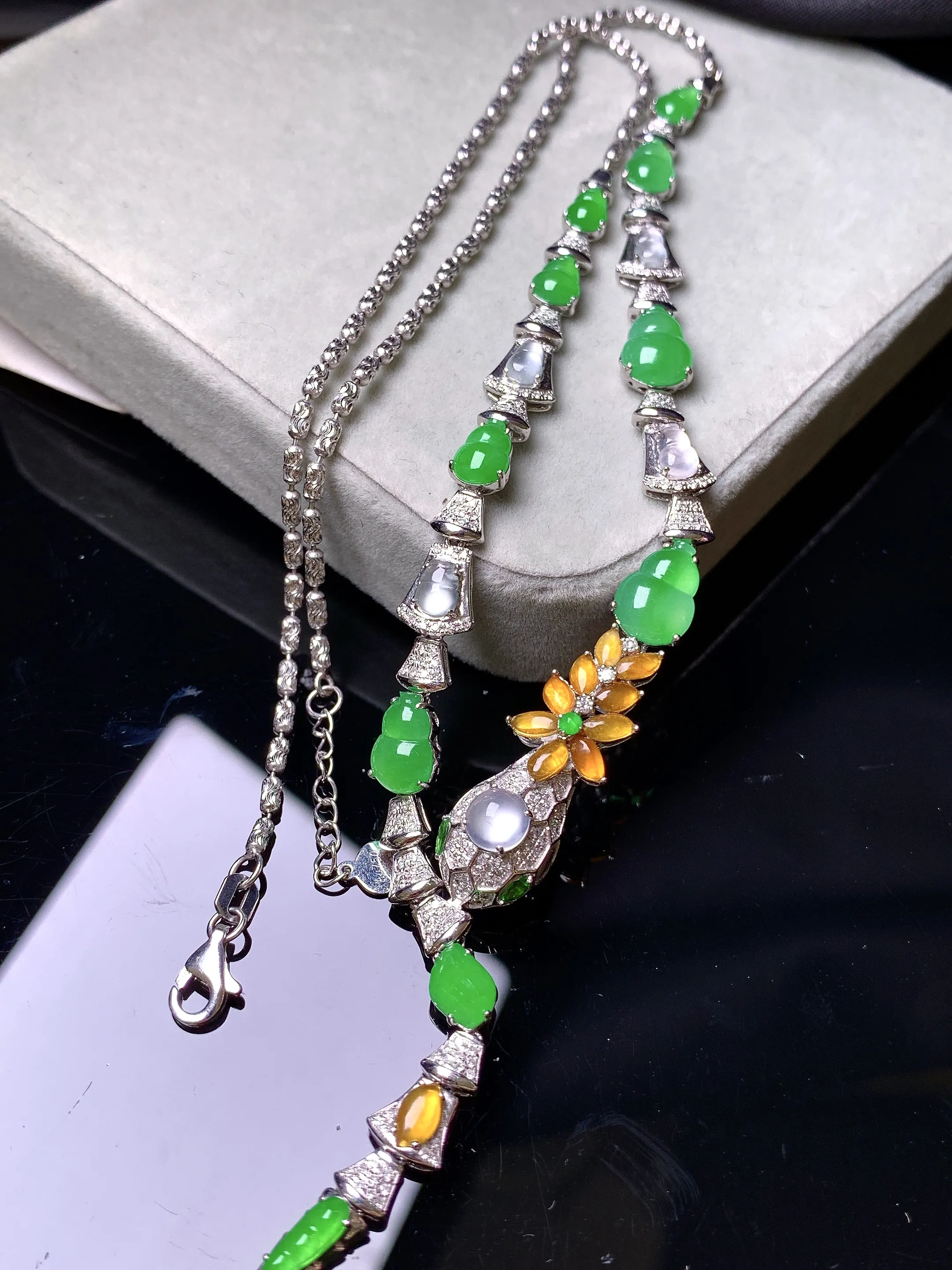 18k金钻镶嵌多宝蛇形项链 玉质细腻 色泽艳丽清新 整体尺寸120*9.2*7.2