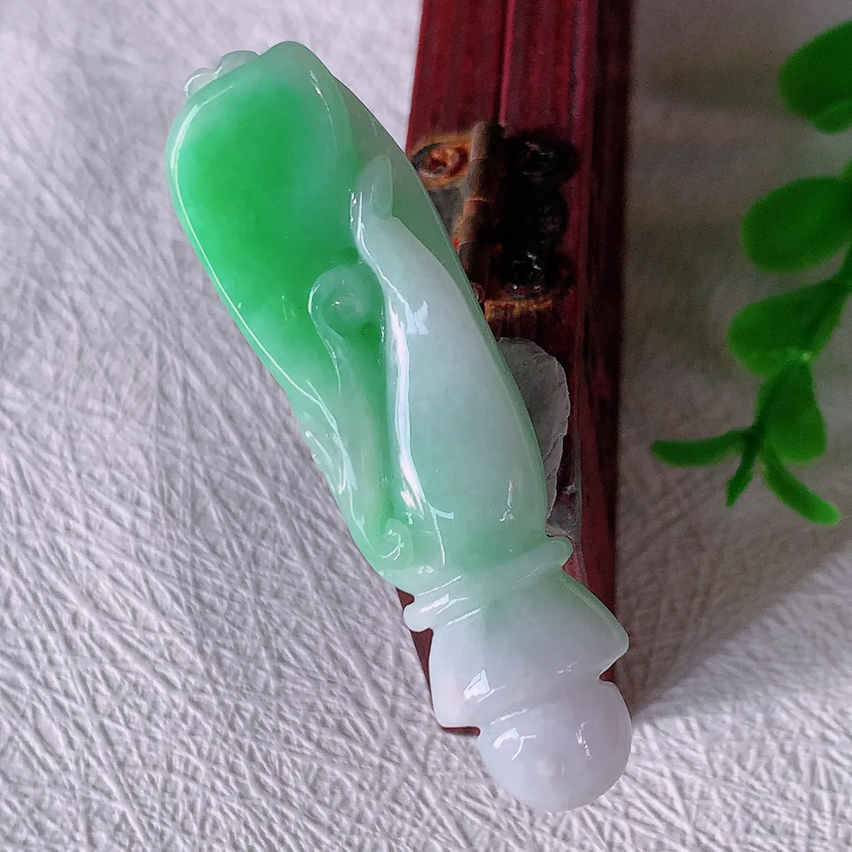 自然光实拍，冰润飘绿翡翠掌上明珠吊坠，翠色灵动，佩戴效果时尚出众，尽显气质，玉质细腻，美感十足。#46.10