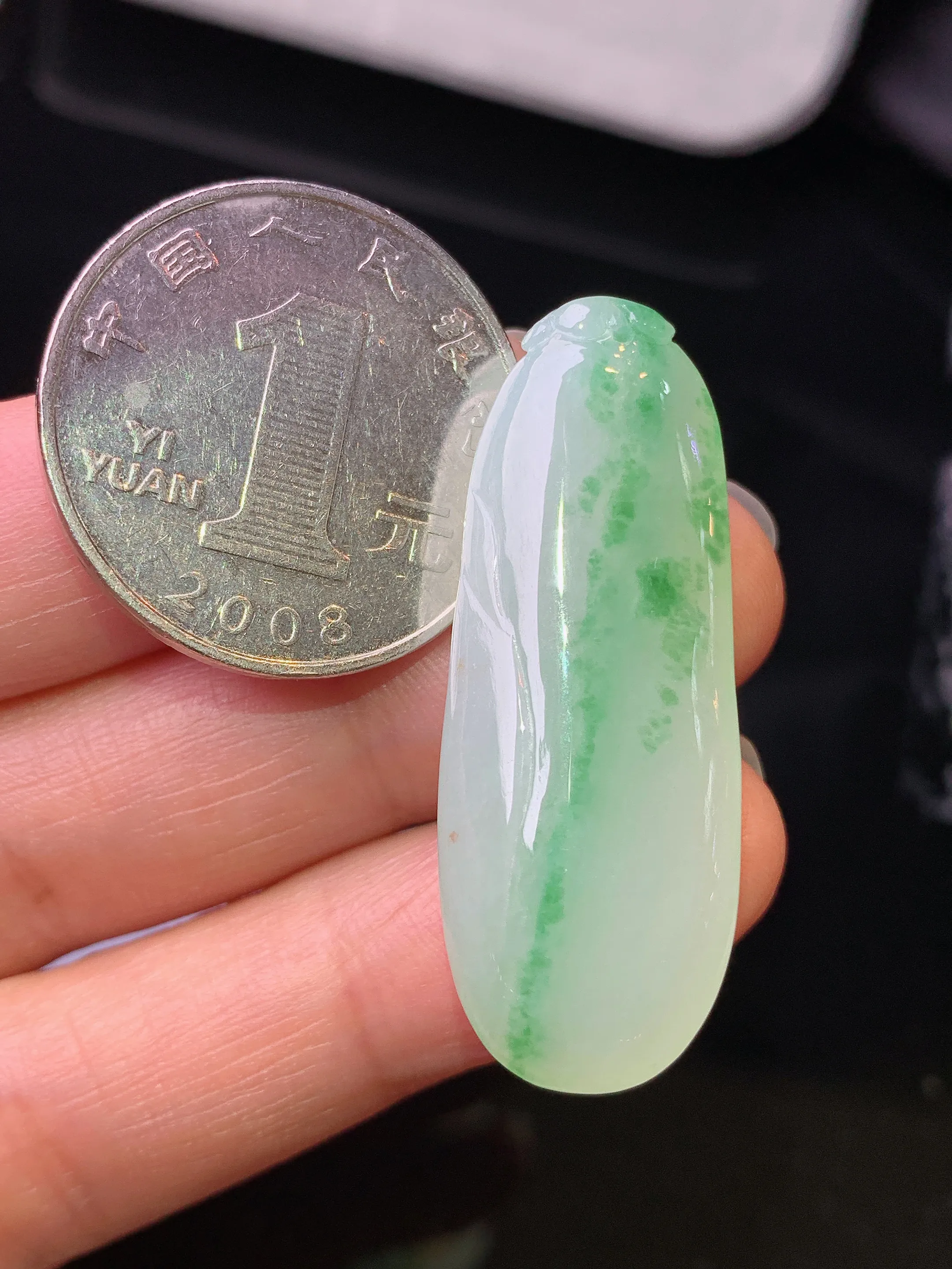 飘绿福瓜吊坠 玉质细腻 色泽艳丽清新 整体尺寸38.5*14.5* 8.5