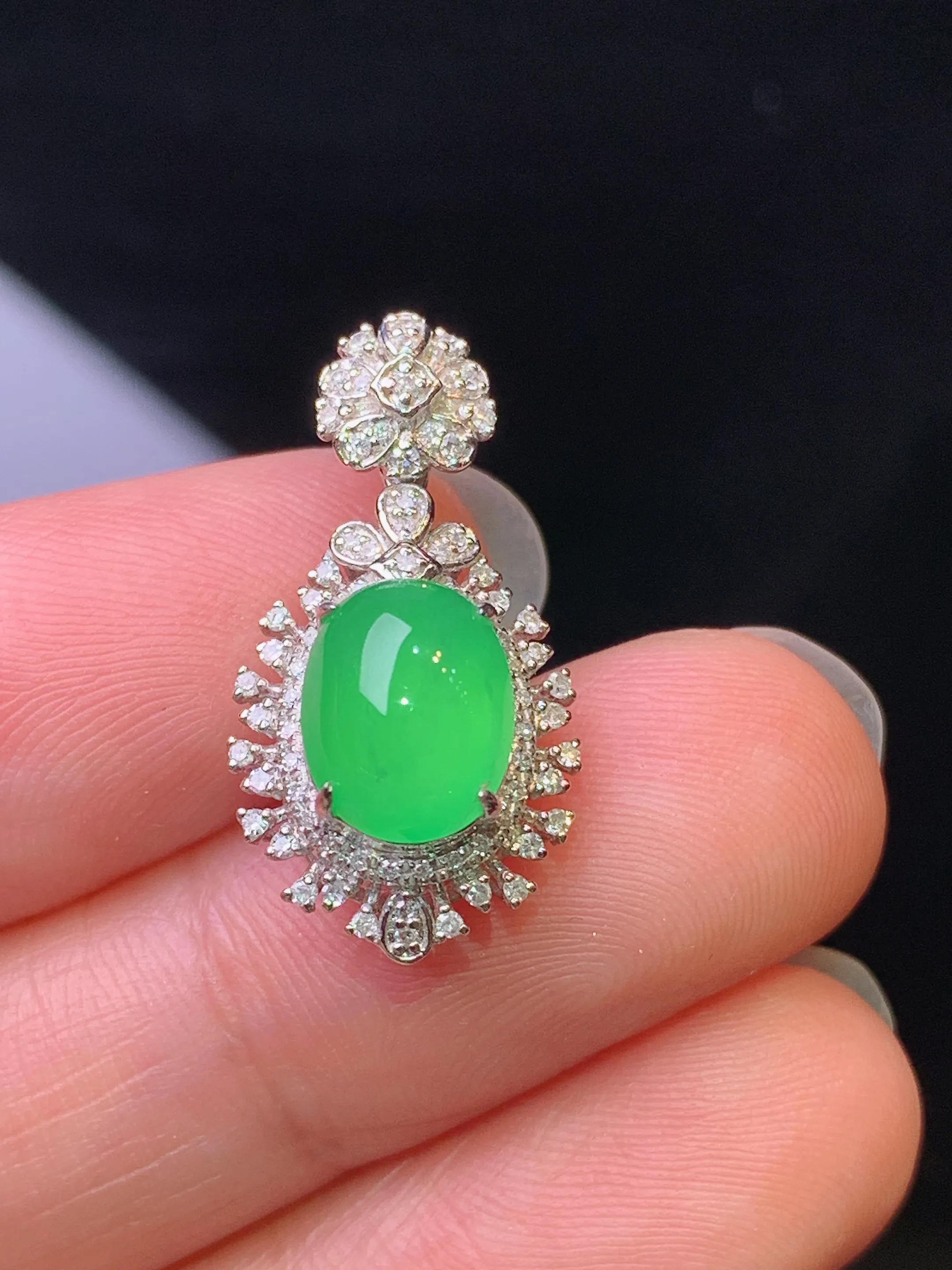 18k金钻镶嵌多用满绿蛋面项链吊坠 玉质细腻 色泽艳丽清新 整体尺寸23.3*12*9.3