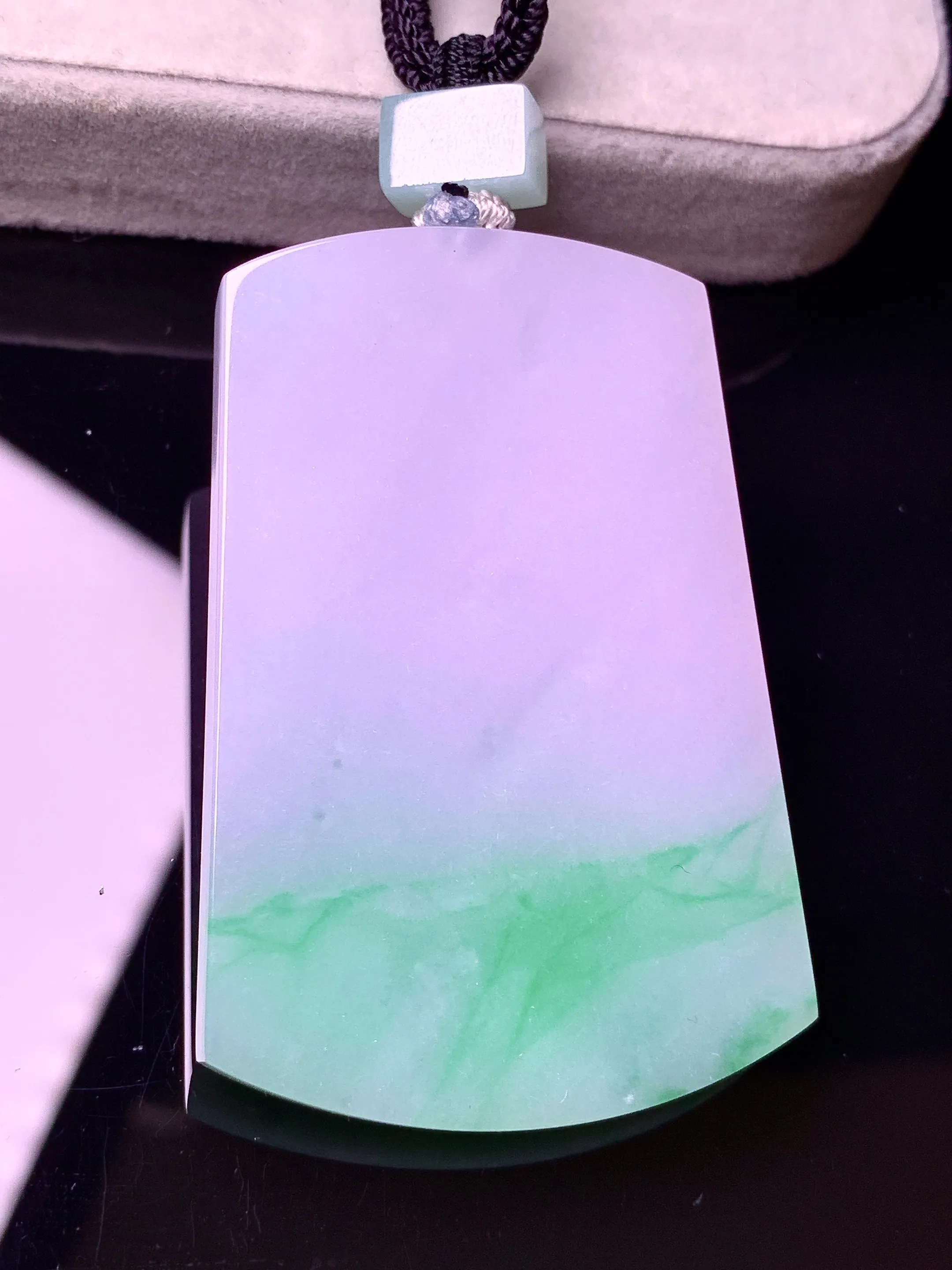 淡紫罗兰飘绿无事牌吊坠 玉质细腻 色泽艳丽清新 整体尺寸53.3*35.7*6