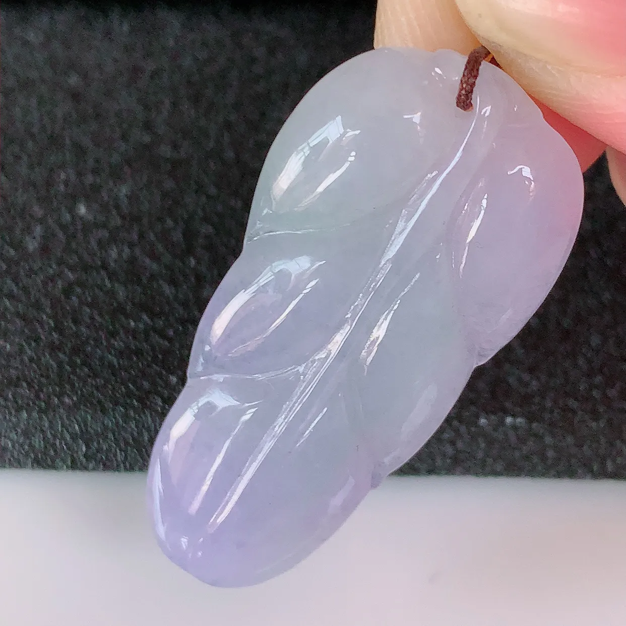 自然光实拍，冰紫罗兰翡翠叶子吊坠 ，种水足，色泽清新，工艺精湛，叶子寓意美好；金枝玉叶，事业有成。#57.7