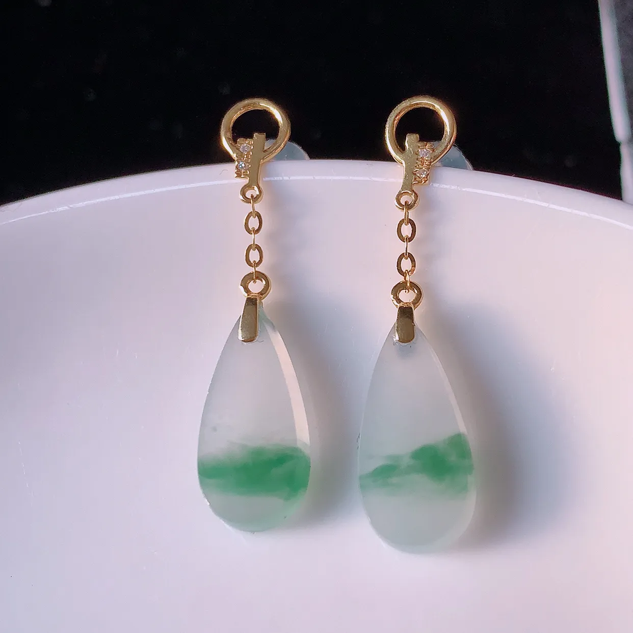 自然光实拍 18k金镶嵌冰种飘花翡翠水滴耳坠，沁人心脾，豪华镶嵌而成，耳坠佩戴效果大气出众，尽显气质。种水好，胶感足，颜相当漂亮，高性价比，值得入手品鉴！#83.10耳坠整体长30.5-7.5*12裸石 16*7.5*2.8