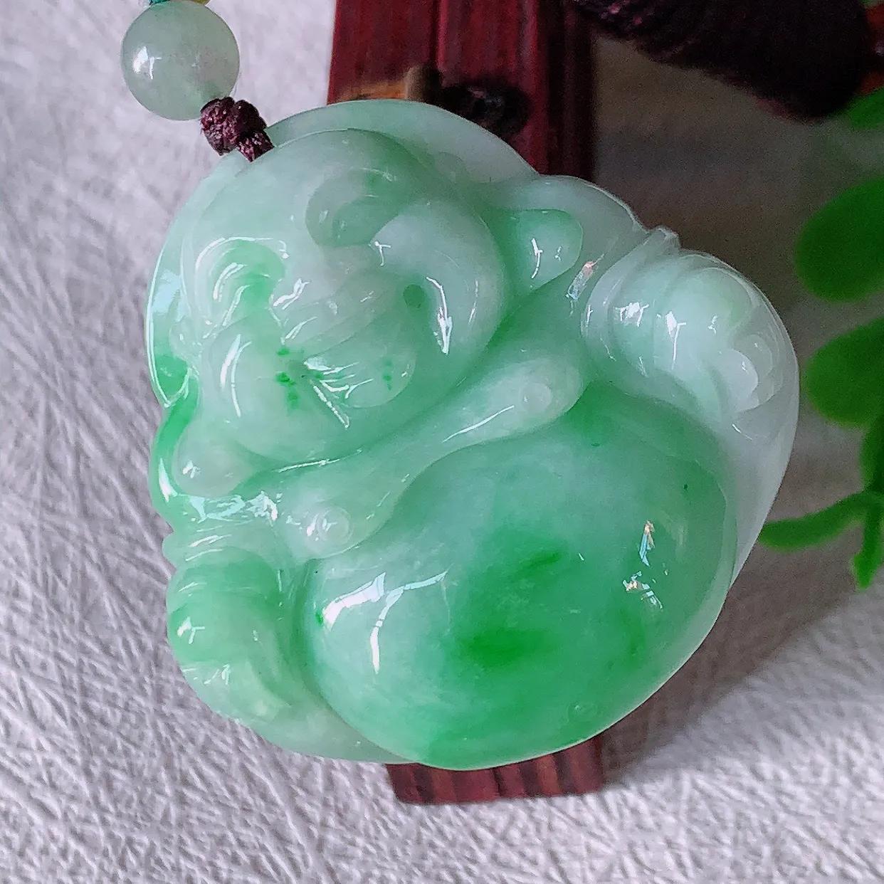 自然光实拍，大件厚装冰润飘绿翡翠佛公吊坠，开心笑佛，种老水足，颜色漂亮，立体饱满圆润，佩戴效果赞#46.10