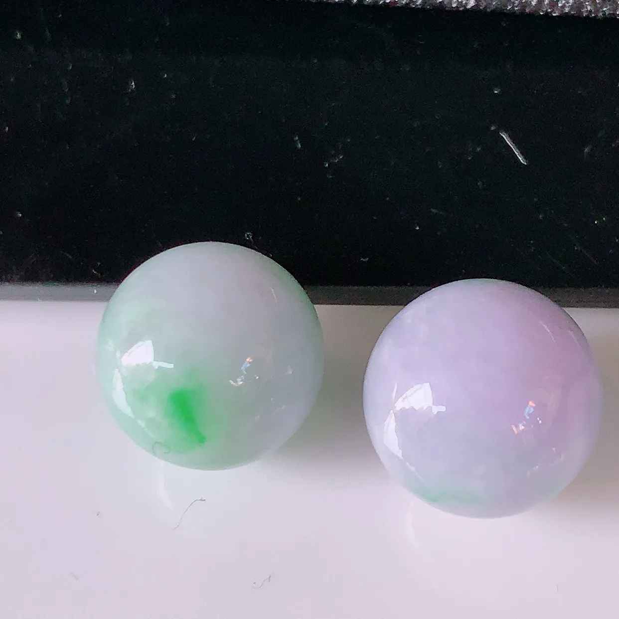 自然光实拍，冰润春带彩翡翠一对圆珠、飘绿紫罗兰转运珠吊坠，寓意“时来运转，财源滚滚” 寓意佳，转运珠佩戴时尚优雅！#05.10尺寸11mm