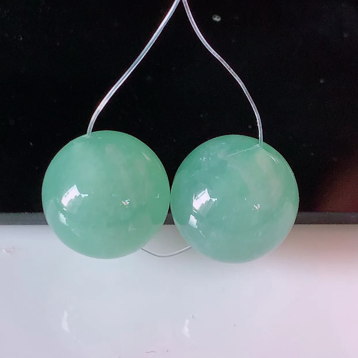 自然光实拍，冰种翡翠一对圆珠、转运珠吊坠，寓意“时来运转，财源滚滚” 寓意佳，转运珠佩戴时尚优雅！#