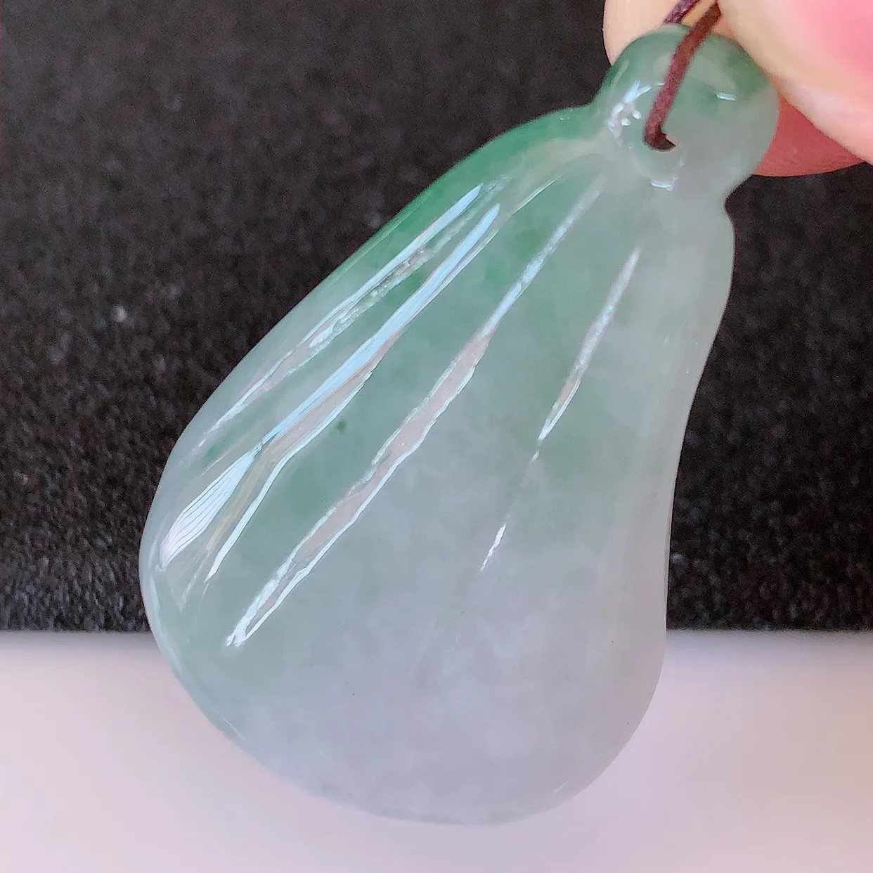 自然光实拍，冰润飘花翡翠招财莲蓬吊坠，水润精细，寓意路路都通，有着促进事业有运！#46.7