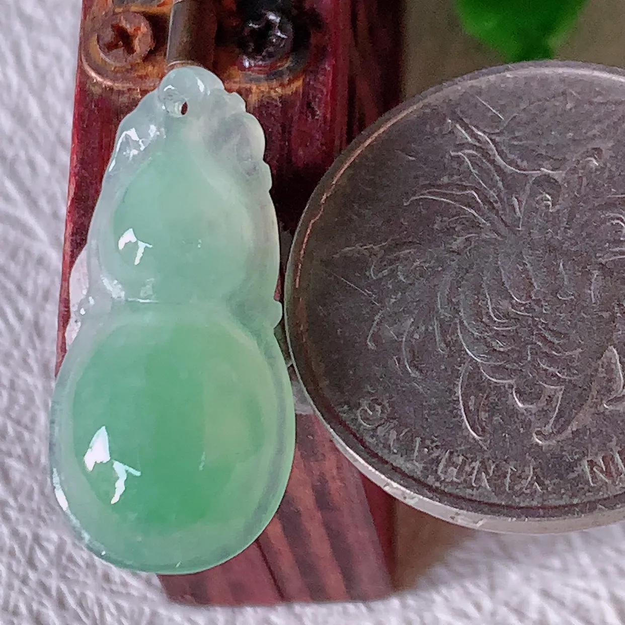 自然光实拍，冰种满绿翡翠葫芦吊坠，寓意福禄双全，财源滚滚，清新脱俗，佩戴效果优雅迷人！#01.10