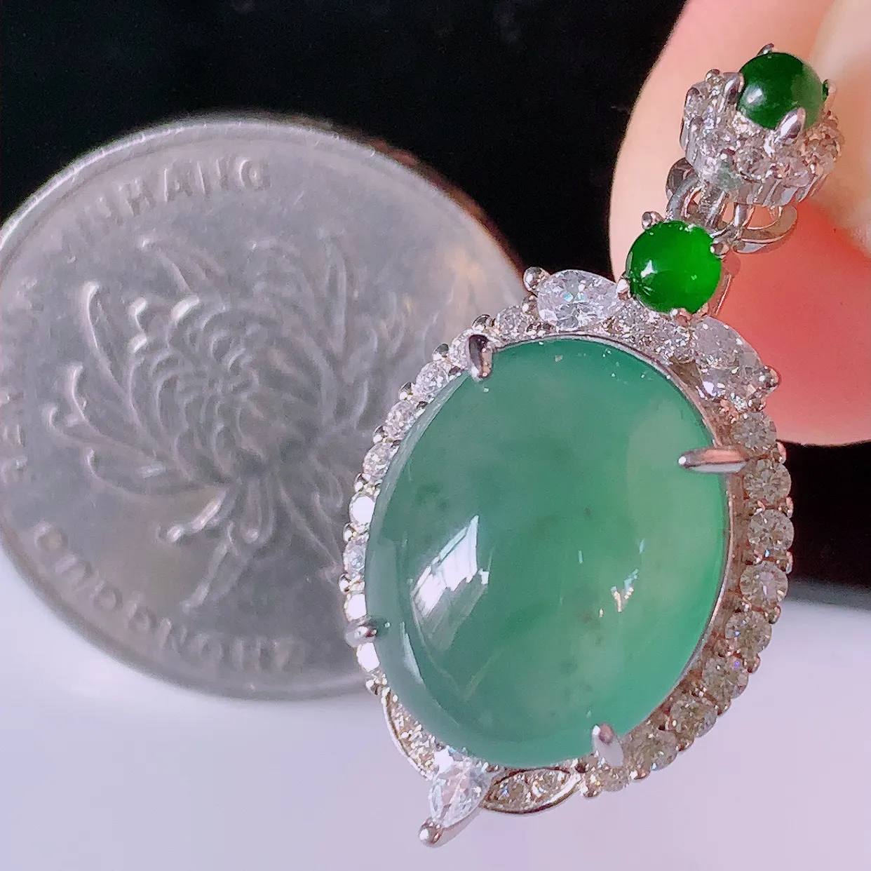 冰透满绿翡翠925银镶嵌吊坠，自然光实拍，翠色灵动，颜色漂亮，种老水足，品相佳，佩戴佳品！#97.10整体28.5*14.5*9裸石14*11.5