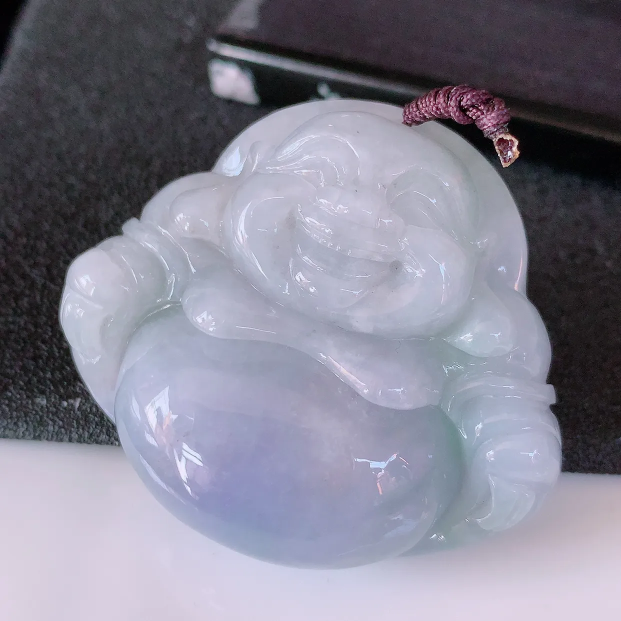 自然光实拍，大件厚装冰润紫罗兰翡翠佛公吊坠，开心笑佛，种老水足，颜色漂亮，立体饱满圆润，佩戴效果赞#41.7