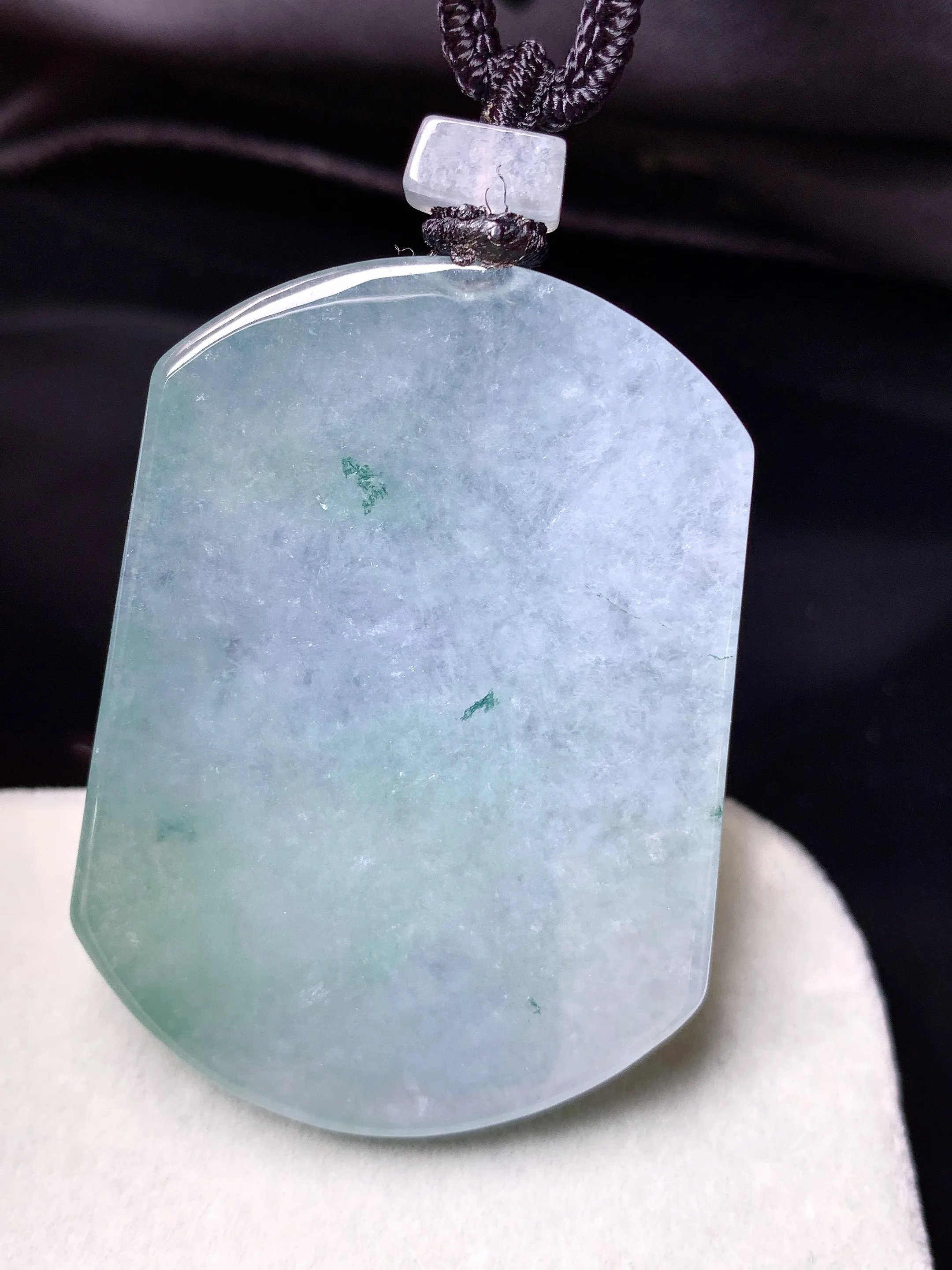 冰种飘花无事牌吊坠 玉质细腻 色泽艳丽清新 整体尺寸50*37*5.7