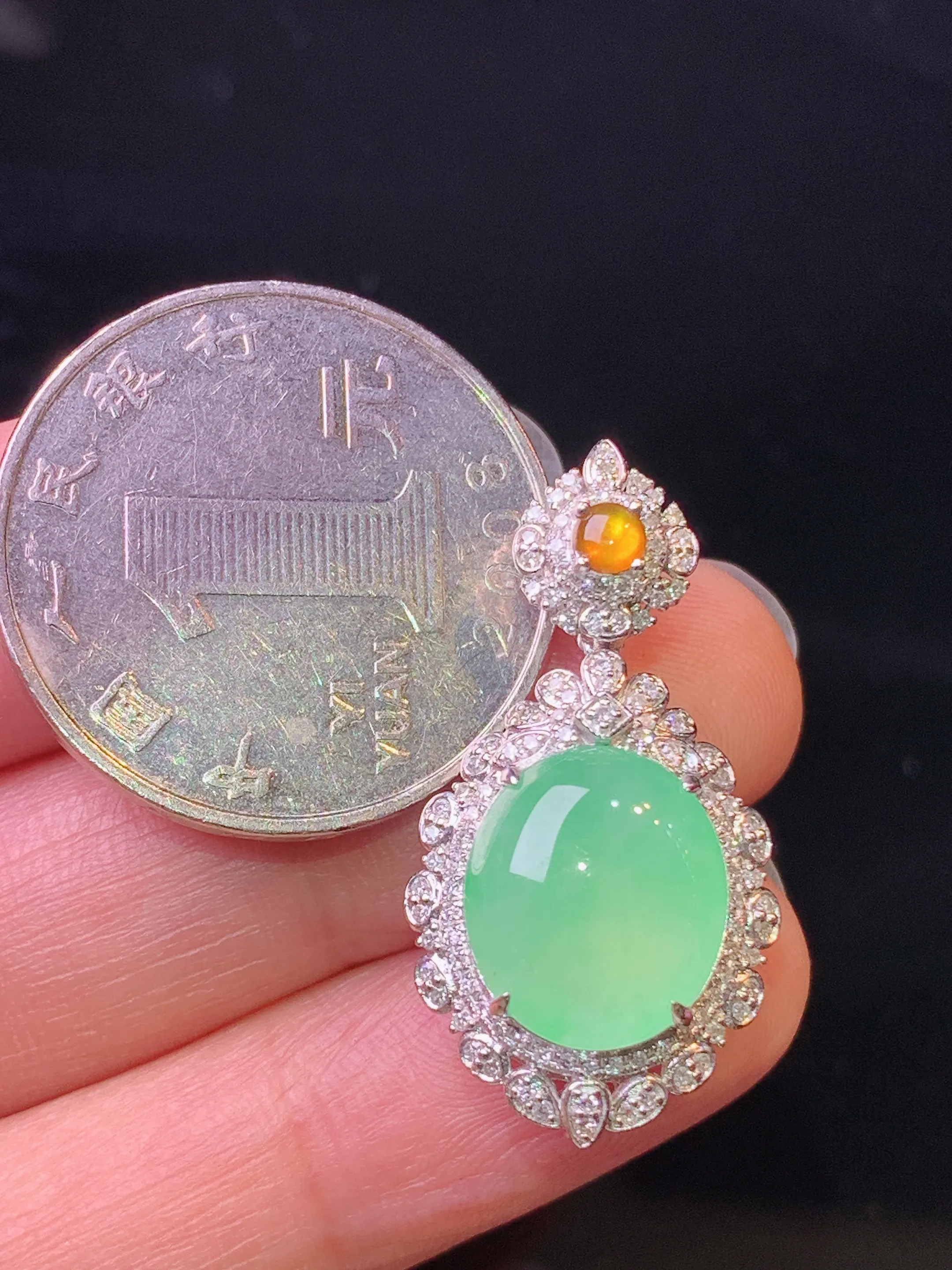 18k金钻镶嵌翠绿蛋面吊坠 玉质细腻 色泽艳丽清新 整体尺寸29.8*15.7*9.8