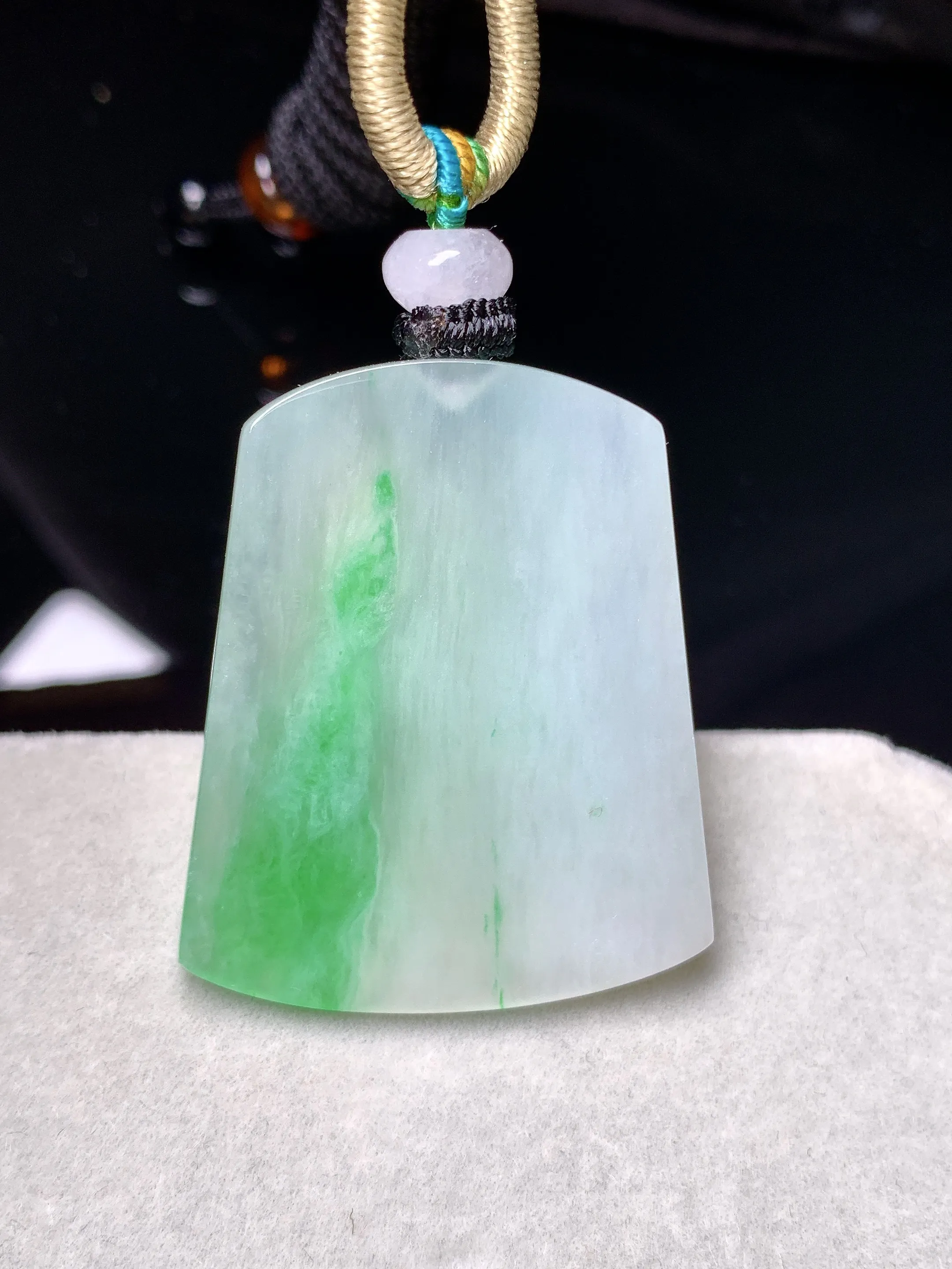 飘绿无事牌吊坠 玉质细腻 色泽艳丽清新 整体尺寸34.8*29.2*5.2