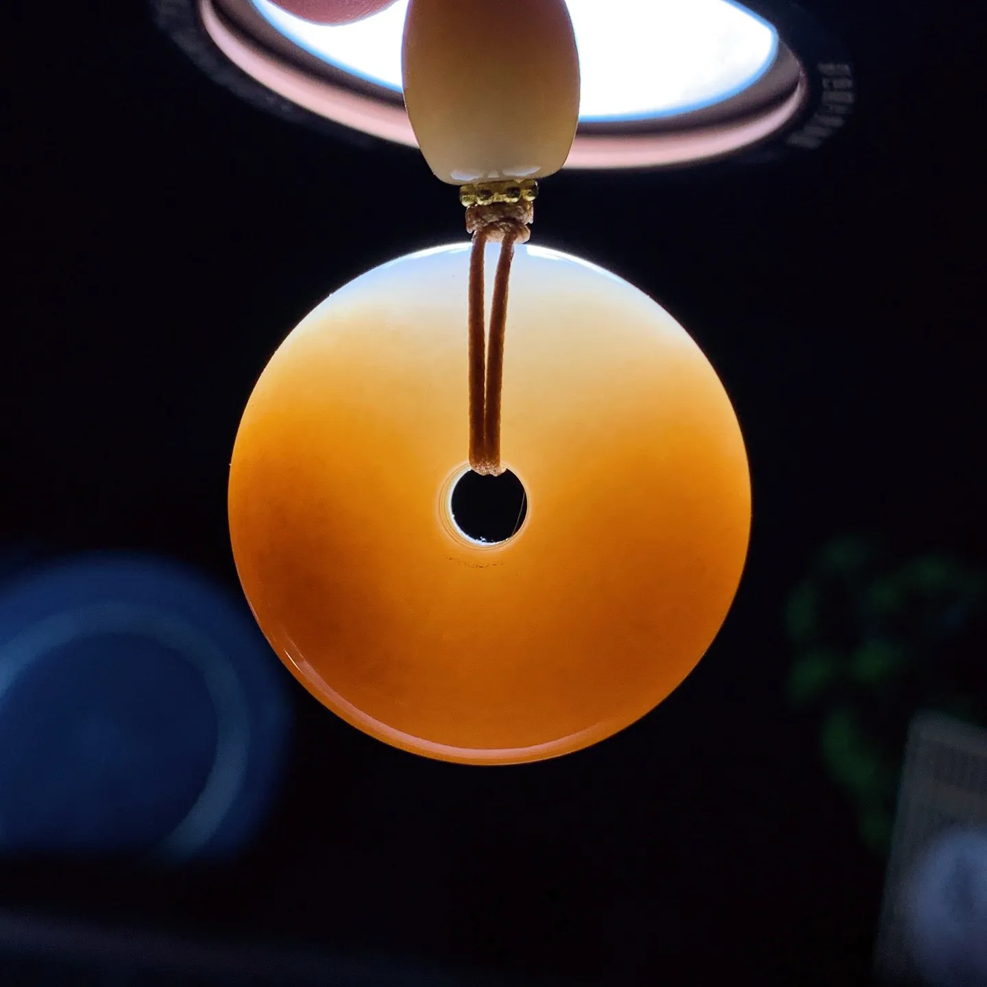 新疆和田玉且末糖平安扣挂件。尺寸30/13重26.5克 玉质细腻油润 底色纯净 脂粉好，品质好。lt251019