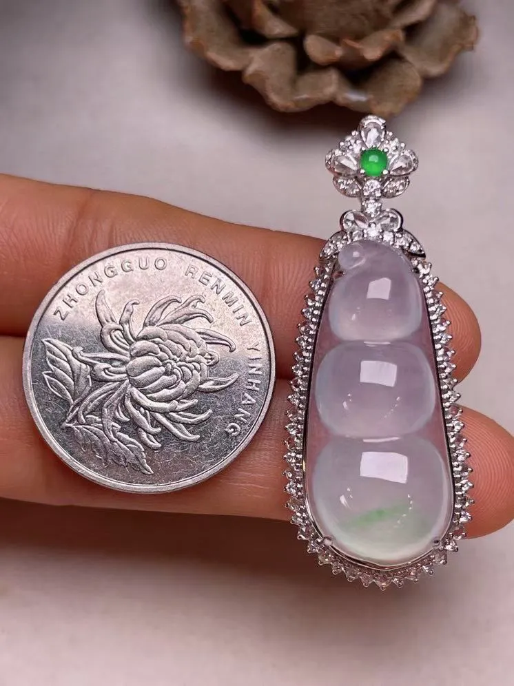 冰种飘绿福豆吊坠、真金真钻镶嵌，种水好，玉质细腻 .裸石尺寸 30.0*13.2