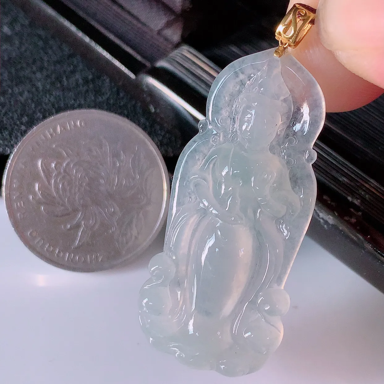 18K金镶嵌冰种翡翠观音菩萨吊坠，赐福翡翠观音，观音面相端庄，品相佳，佩戴气质！#89.10整体46.5裸石41*19*5