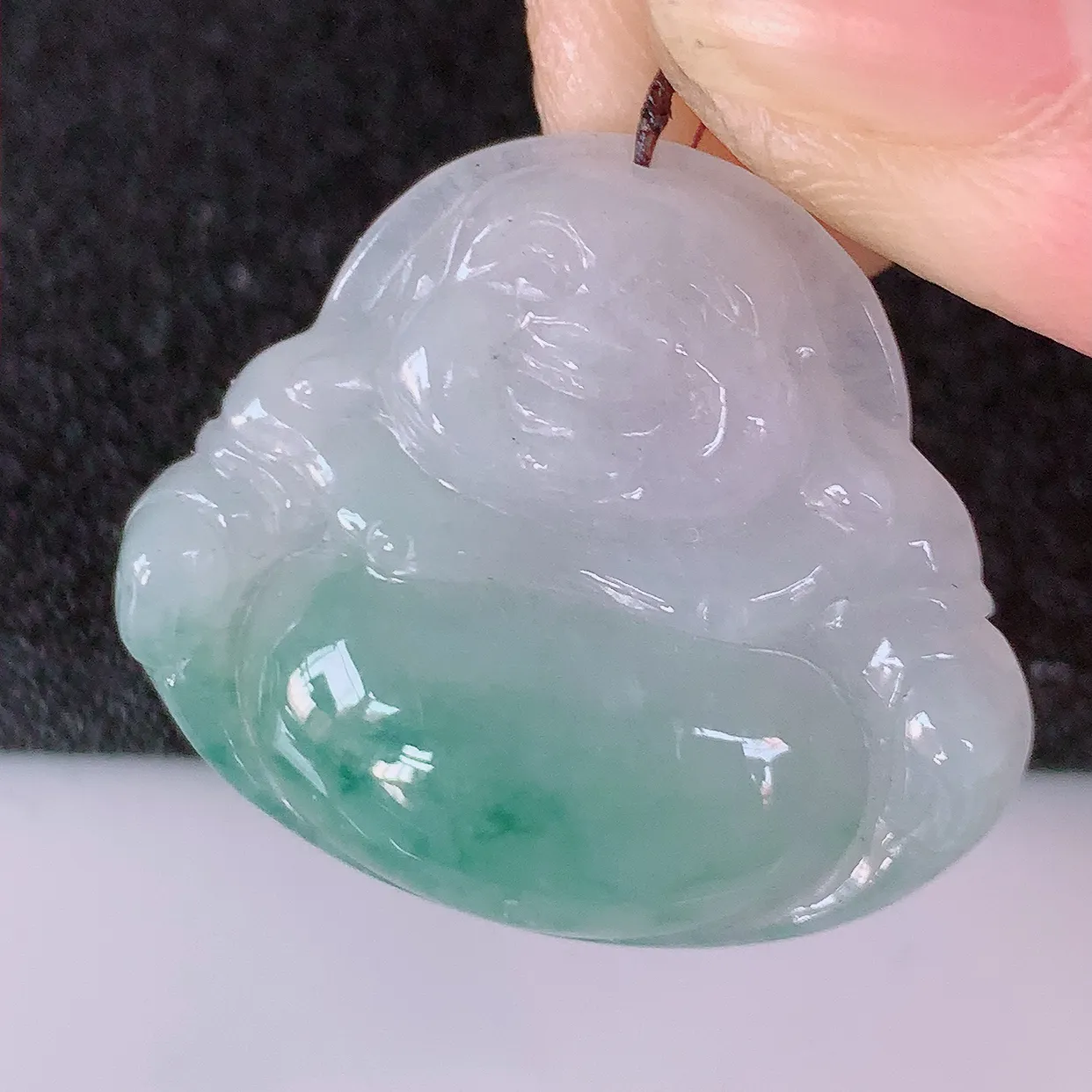 自然光实拍，冰飘花翡翠佛公吊坠，玉笑佛，饱满，开 脸喜庆， 配戴优雅迷人！#57.7