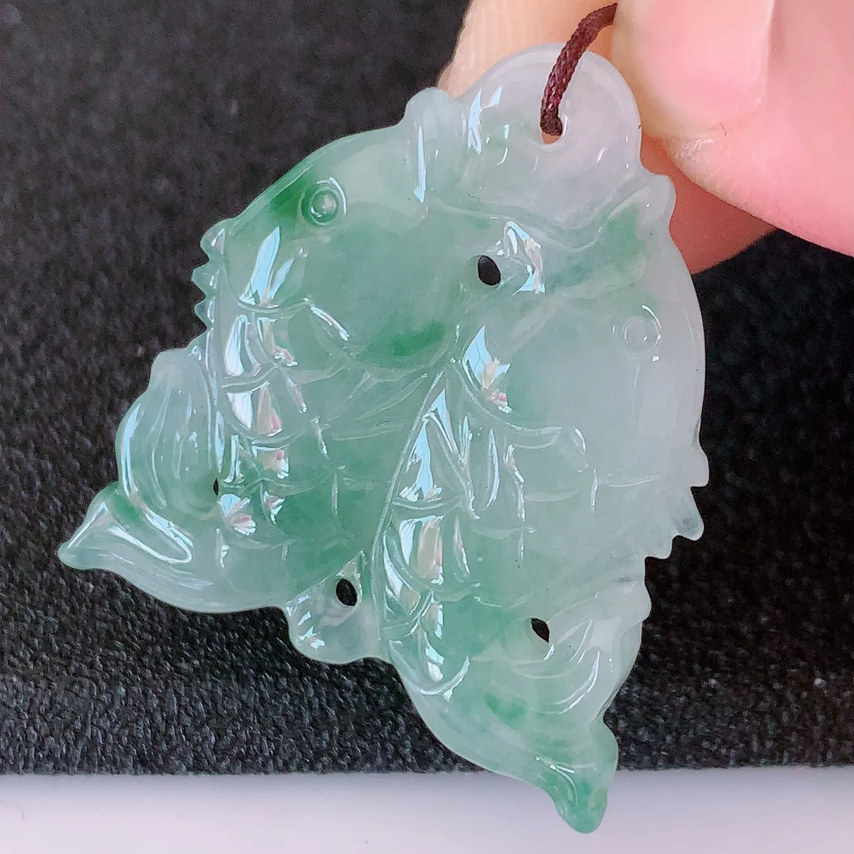 自然光实拍，冰润飘花翡翠年年有余，自由自在玉吊坠，寓意财源广进，雕工婉约，栩栩如生，佩戴优雅迷人！#87.7