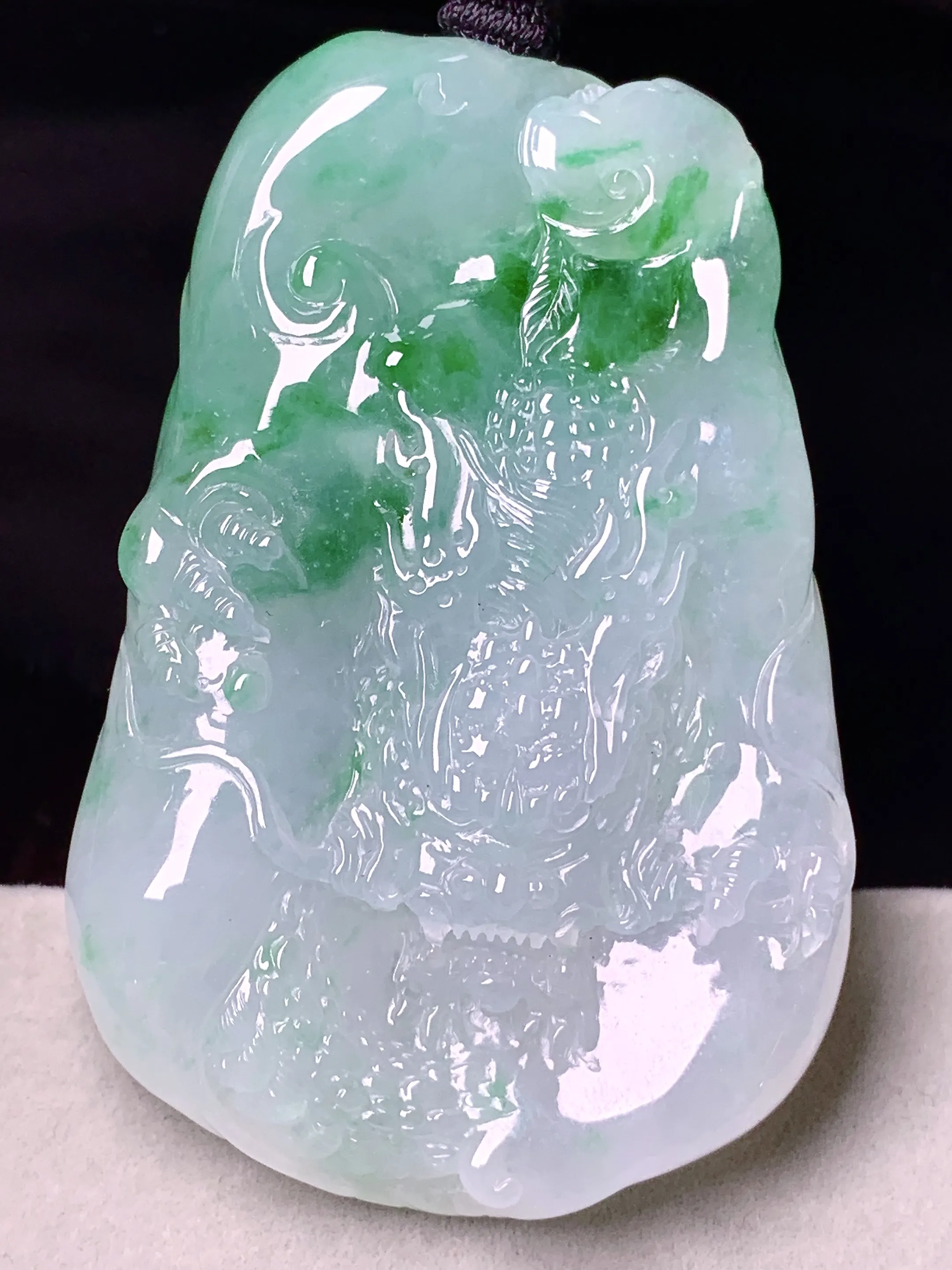 飘绿龙牌吊坠 玉质细腻 色泽艳丽清新 整体尺寸61.8*41*11.5