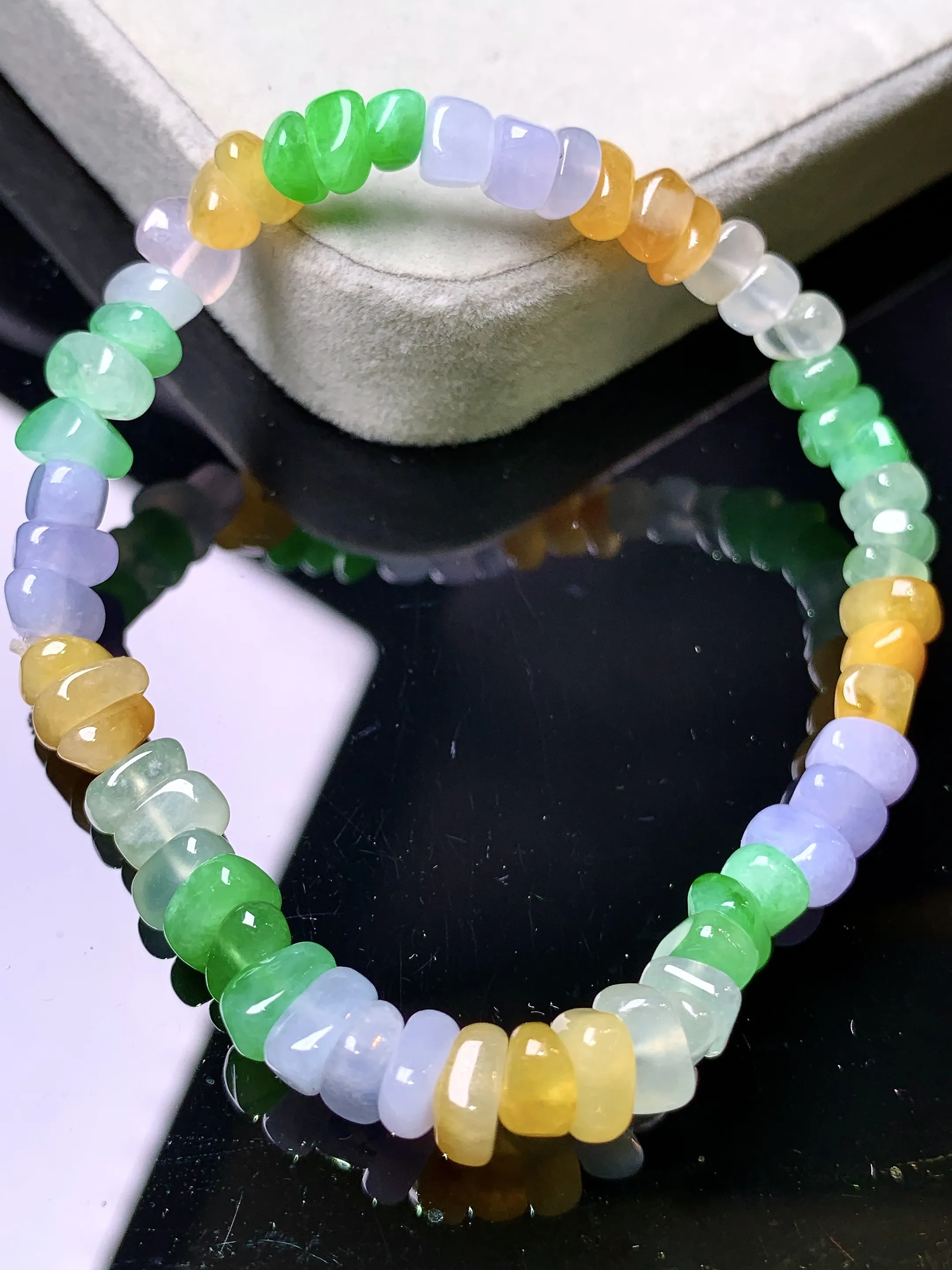 多彩随形手链 玉质细腻 色泽艳丽清新 整体尺寸6.3*5.5*3.8