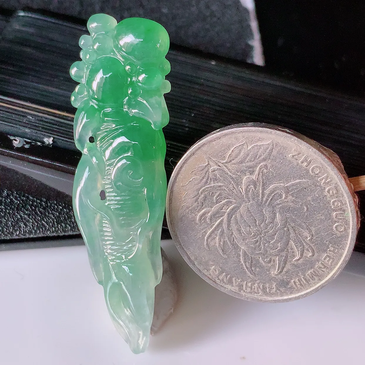 自然光实拍，冰种飘绿翡翠人参吊坠，人生如意，种老水足，雕工精湛 ，寓意美好，佩戴时尚出众！#89.10