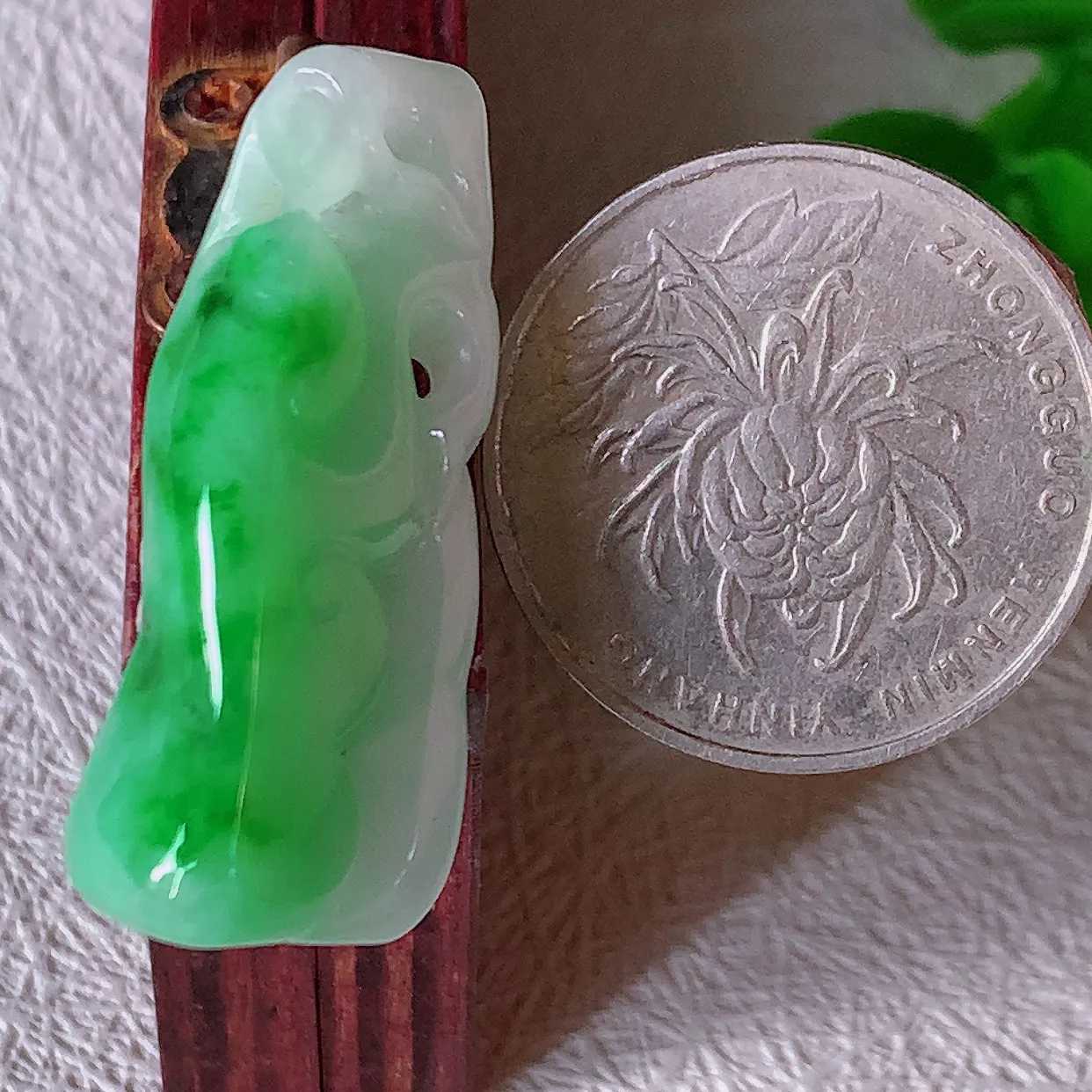 自然光实拍，冰润飘绿翡翠如意吊坠，玉坠百搭又精致，寓意着吉祥，事事如意！#47.10