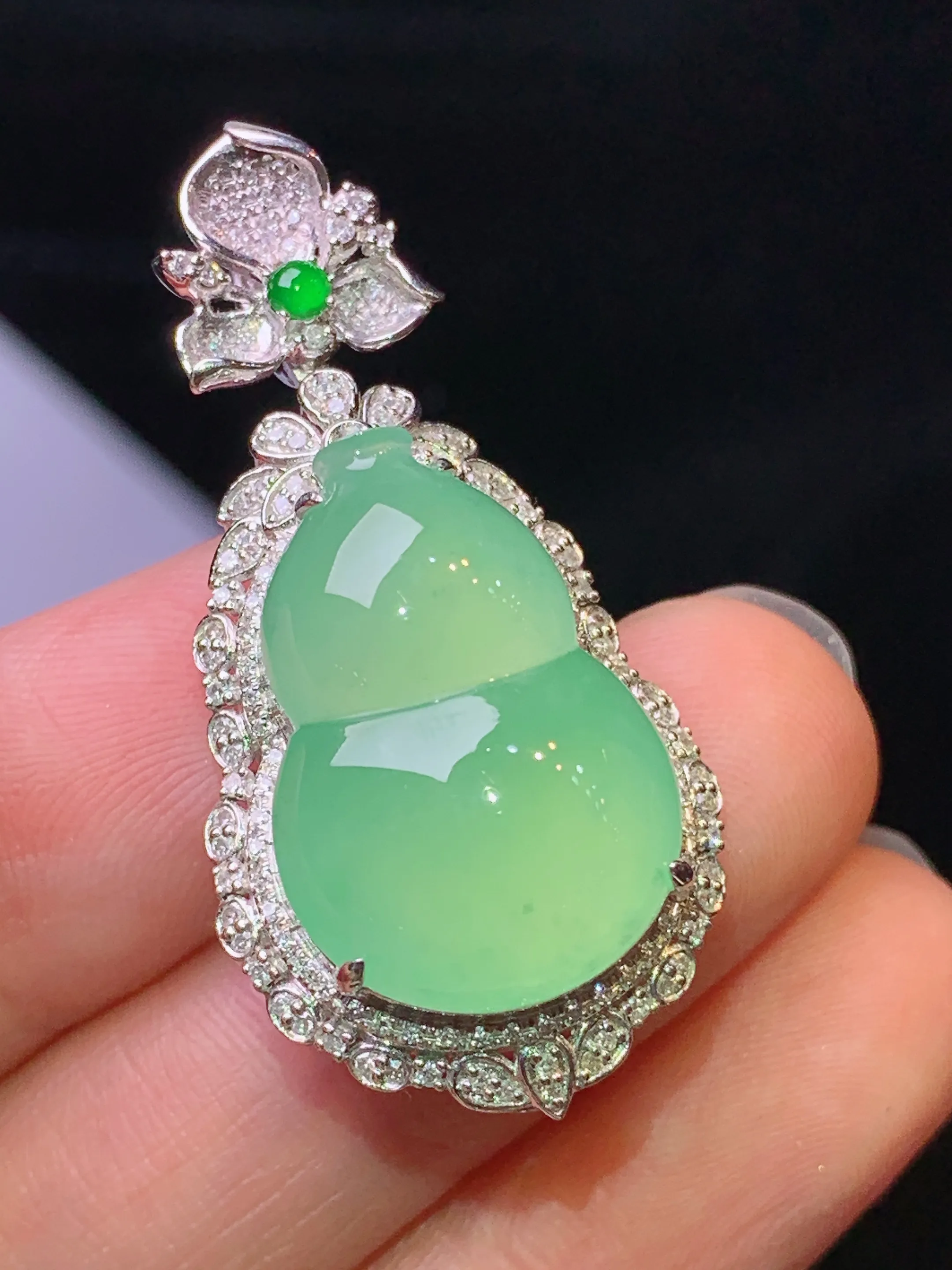 18k金钻镶嵌淡绿葫芦吊坠 玉质细腻 色泽艳丽清新 整体尺寸38.5*18.8*12.2