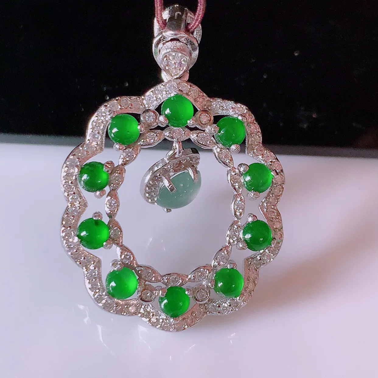 冰透满绿翡翠925银镶嵌吊坠，自然光实拍，翠色灵动，颜色漂亮，种老水足，品相佳，佩戴佳品！#97.10整体32*22*5.5裸石3*3