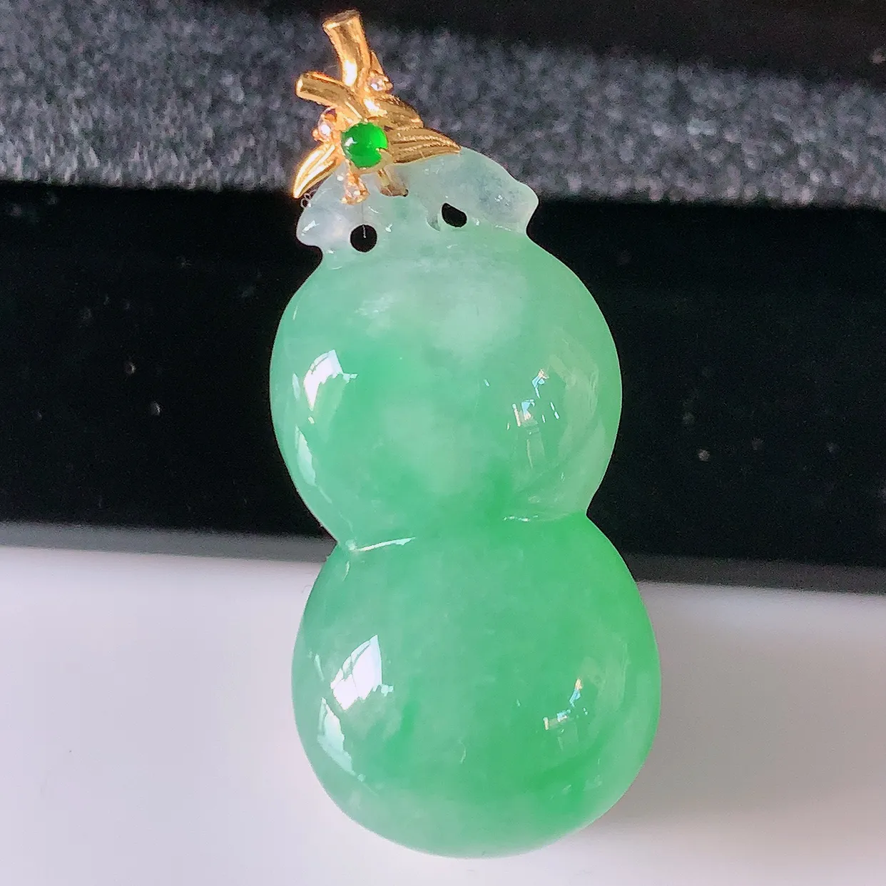 自然光实拍，18K金镶嵌冰满绿葫芦吊坠，翡翠葫芦，寓意福禄双全，财源滚滚，佩戴效果优雅迷人！#02.10整体32裸石26*13.8*10