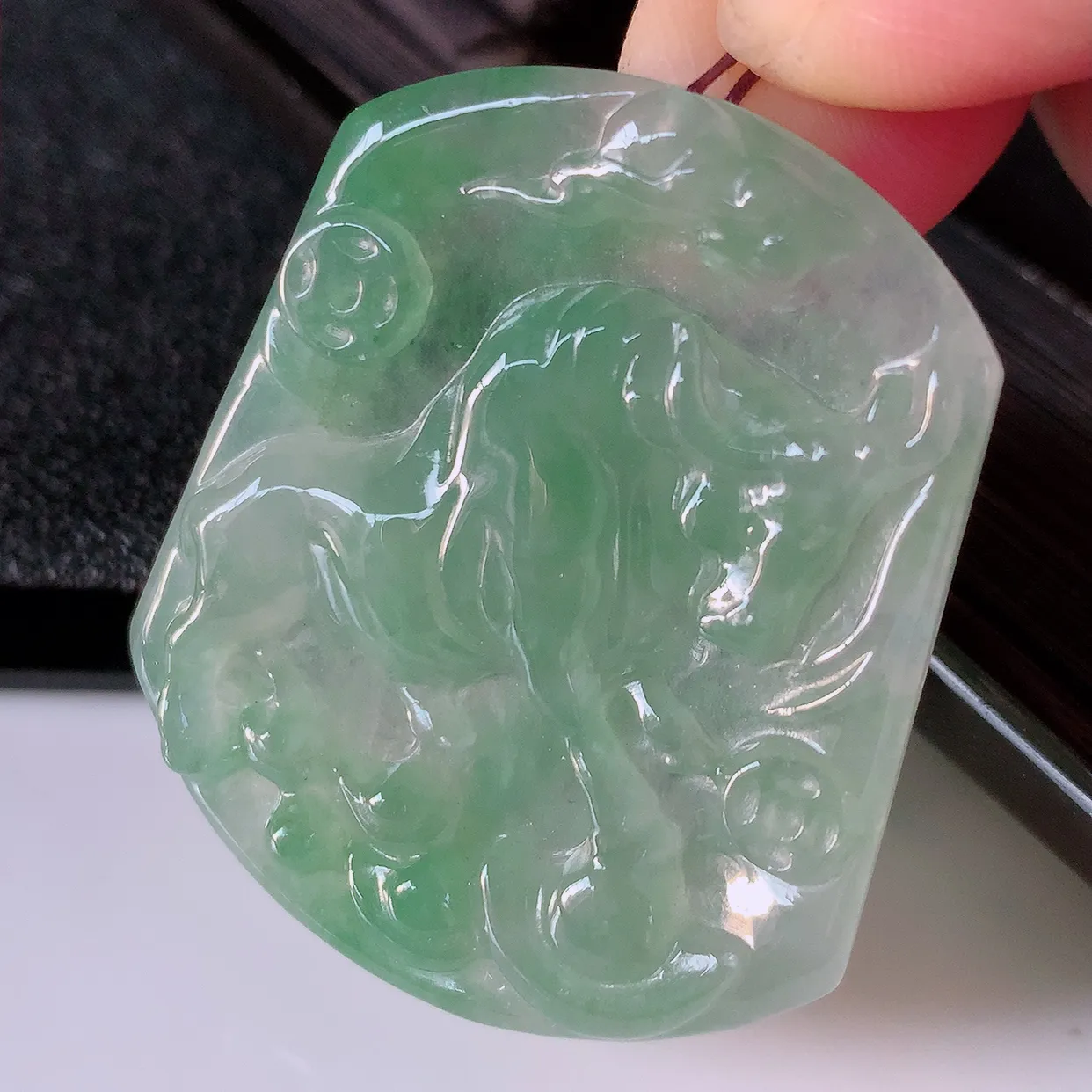 自然光实拍，冰种满绿翡翠生肖马牌吊坠，翠色灵动，佩戴效果时尚出众，尽显气质，玉质细腻，美感十足。#3