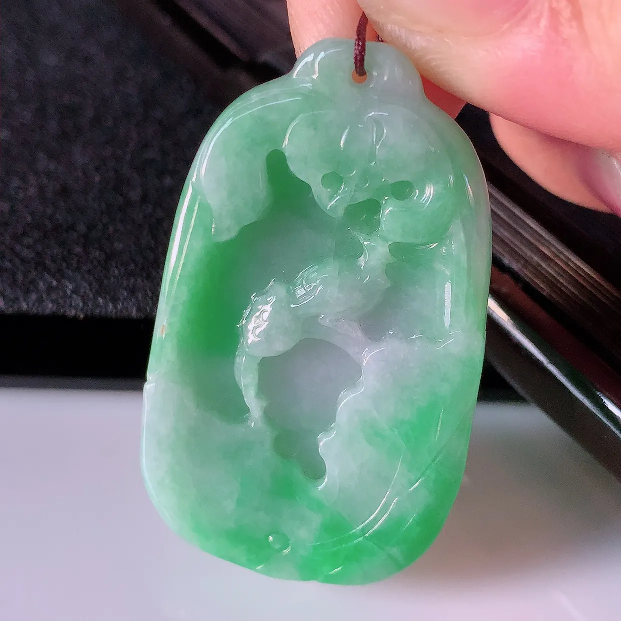 自然光实拍，冰润飘绿翡翠荷叶、和和美美玉坠，财源广进，自然隐逸、荷本是素不着尘之物，有和美之寓意。#39.10