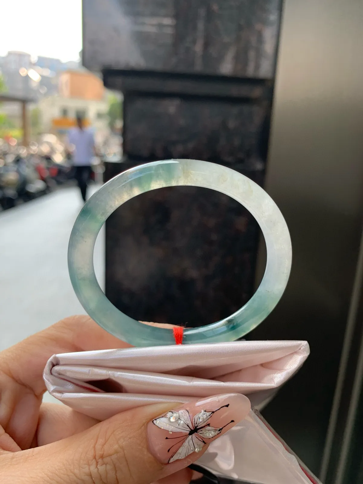 冰飘花贵妃
51-44.5-7-7
打灯小细纹，不影响，底妆冰透，胶润细腻，蓝花灵动飘逸，勾勒出一幅唯美诗意的山水意境画，古典优雅又秀气