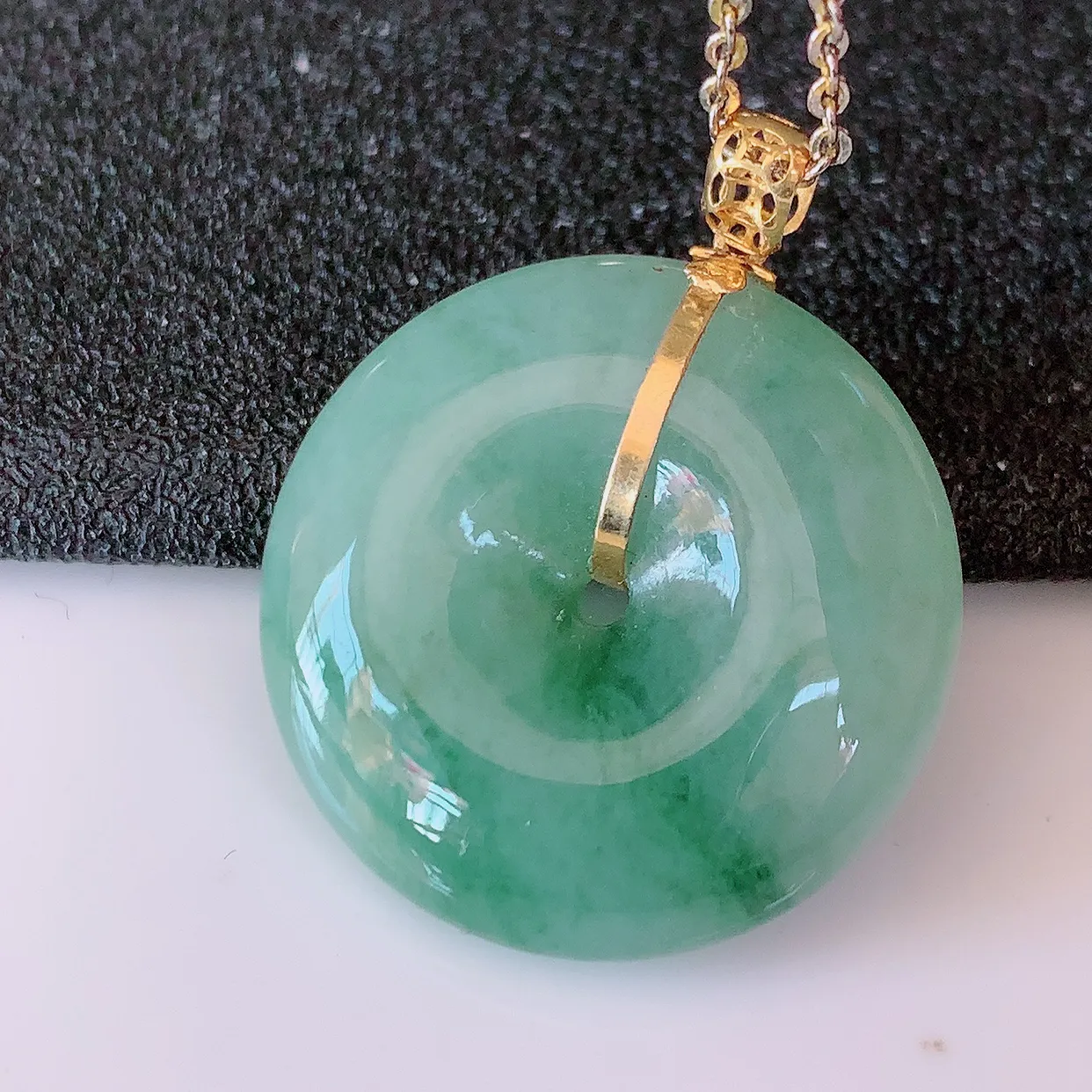 18k金镶嵌冰润飘花平安扣翡翠吊坠，款式新颖时尚，日常百搭的款。清秀高雅，佩戴优雅高贵！#46.7