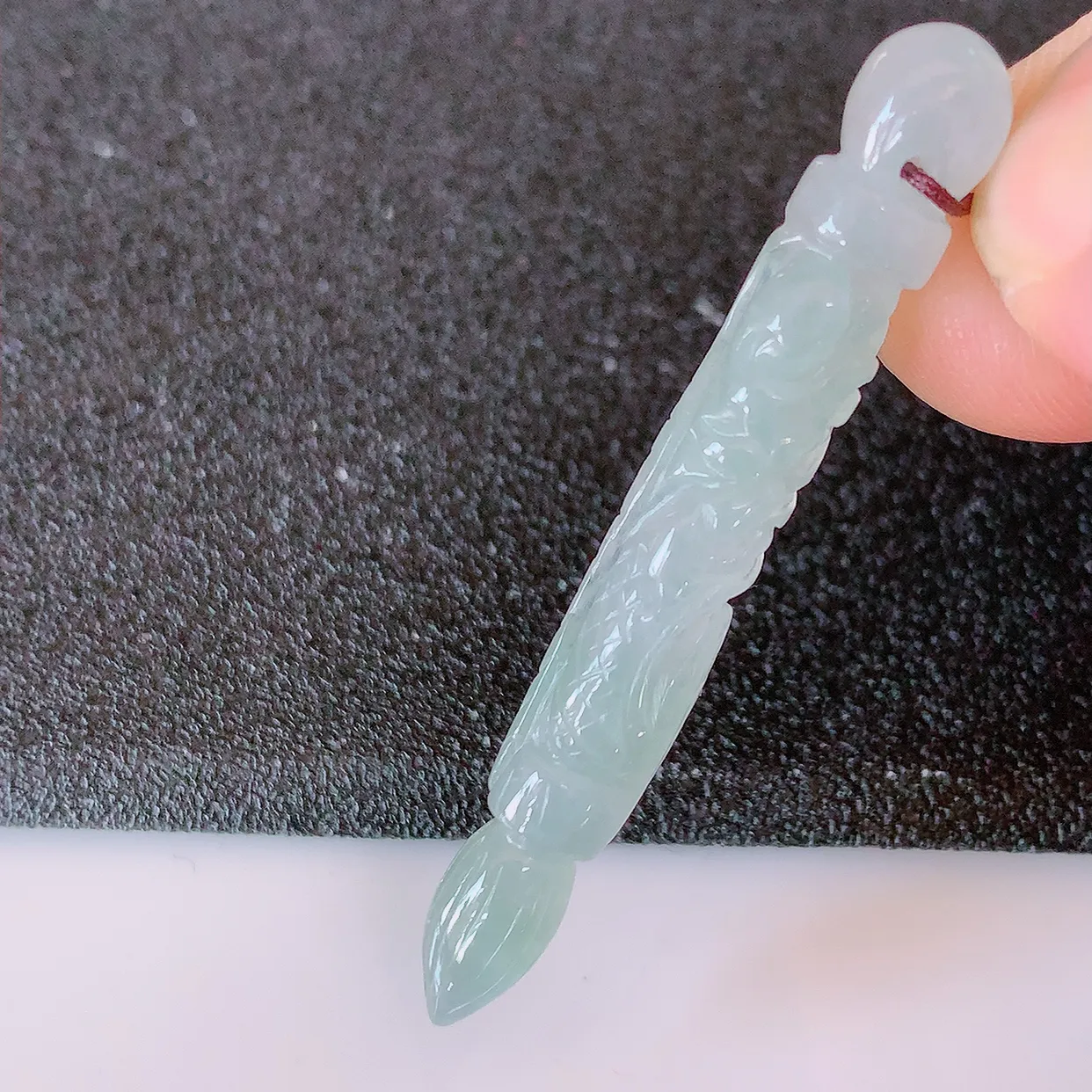 自然光实拍，冰种翡翠金榜题名毛笔吊坠，种老水足，雕工精湛 ，寓意美好，佩戴时尚出众！#60.7