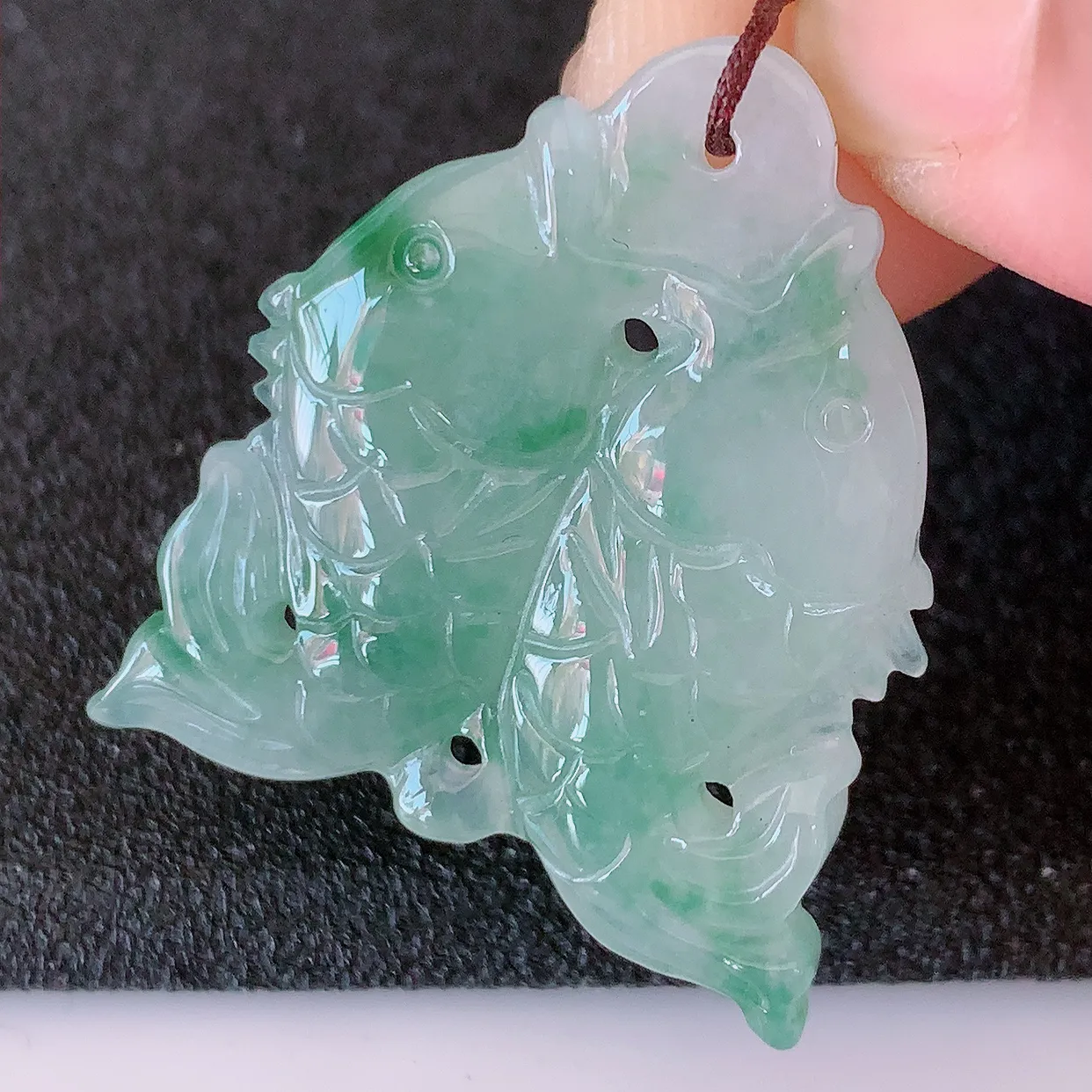 自然光实拍，冰润飘花翡翠年年有余，自由自在玉吊坠，寓意财源广进，雕工婉约，栩栩如生，佩戴优雅迷人！#87.7