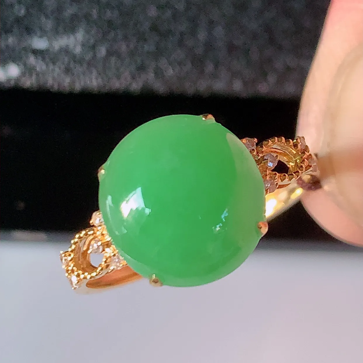 自然光实拍 18K金精工镶嵌满绿翡翠戒指，玉质细腻，翡翠色泽均匀，艳丽饱满，款式高贵大气，14圈口，上手亮眼，#83.10戒指整体23*17*5.6裸石10-10.5