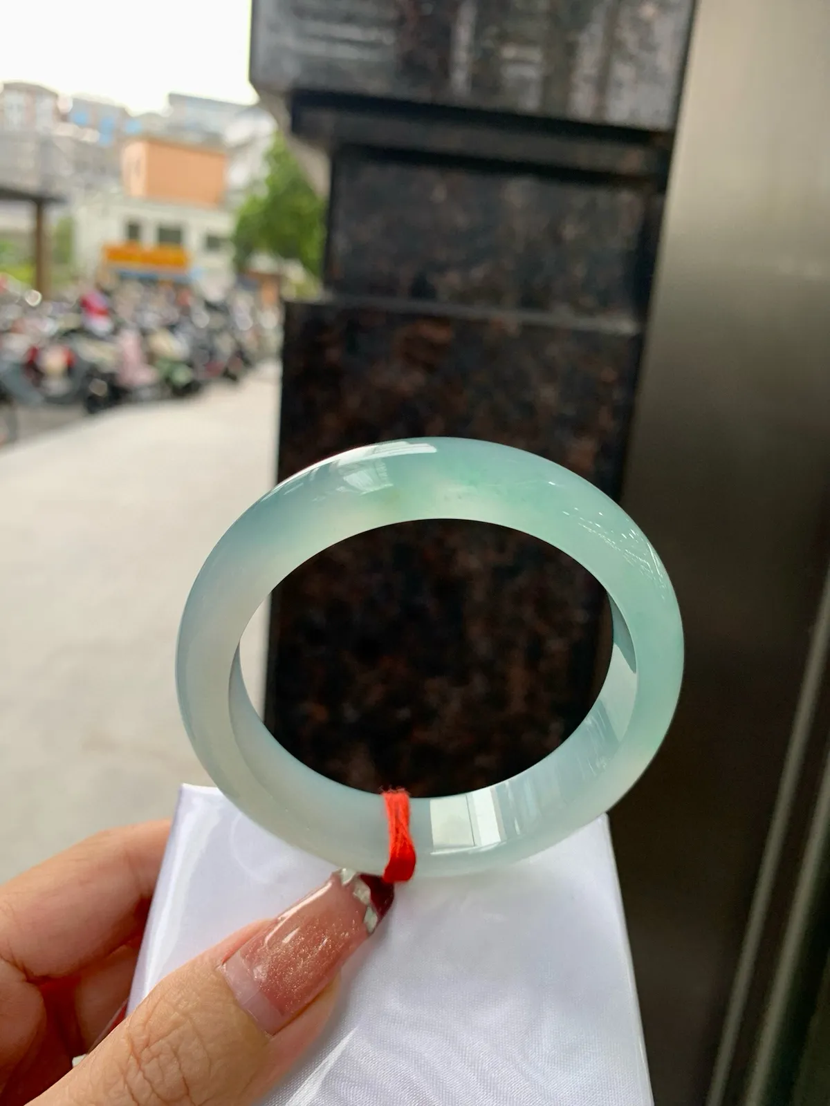 冰蓝正圈
57.3-8.3-13.8
完美，底妆冰透，千变万化的冰晴蓝底色，拥有海的颜色，却散发着星空的光芒，这是一只来自冰川蓝的清冷气质仙女镯。