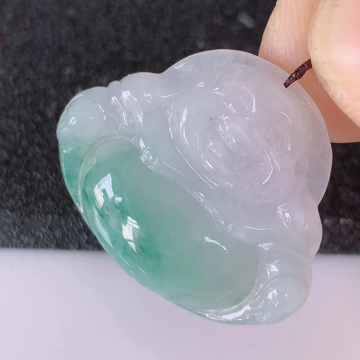 自然光实拍，冰飘花翡翠佛公吊坠，玉笑佛，饱满，开 脸喜庆， 配戴优雅迷人！#57.7
