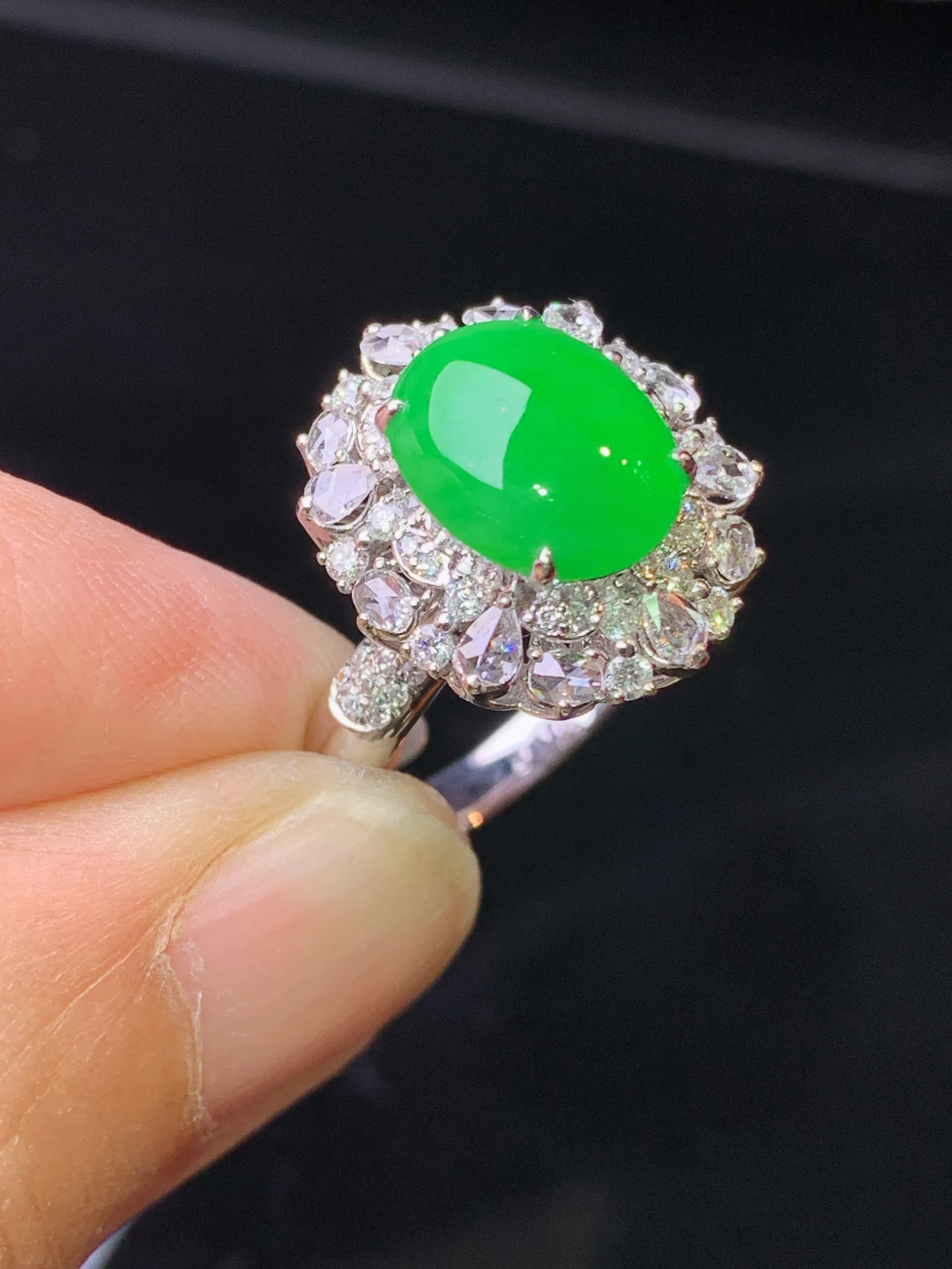 18k金钻镶嵌满绿蛋面戒指 玉质细腻 色泽艳丽清新 圈口14 整体尺寸16.8*14.6*10