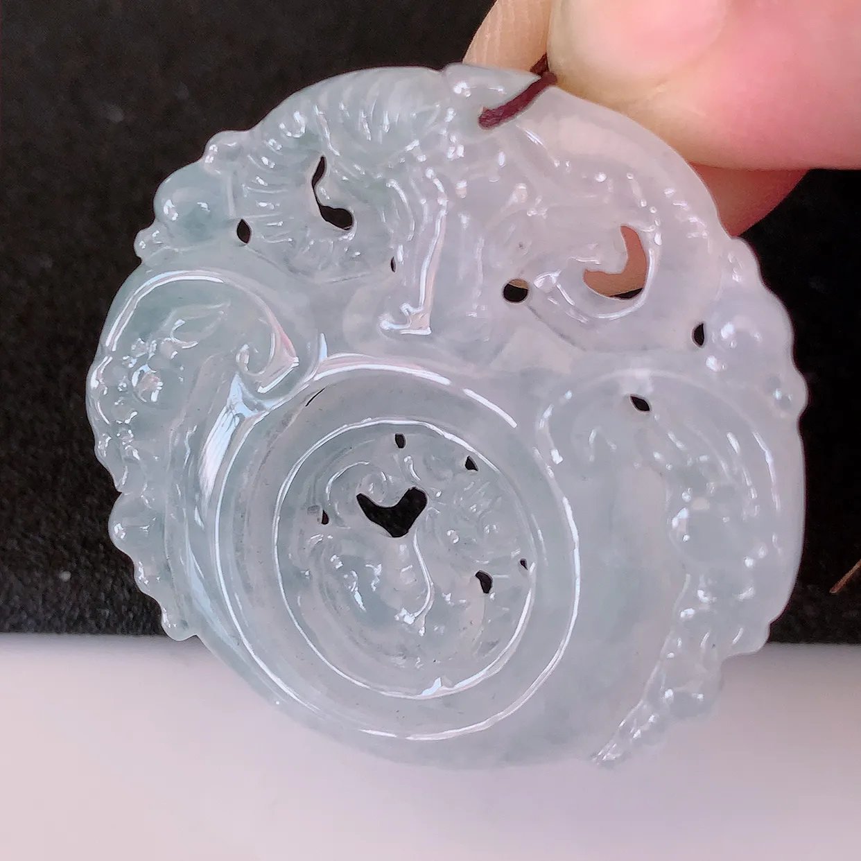 自然光实拍，冰种翡翠生肖三羊开泰吊坠，质地细腻，温润顺滑，造型清新雅致。造型逼真生动，整器布局合理，画面和谐自然，羊”谐音“阳”，此件寓意三阳开泰，吉祥亨通，预兆好运与万事吉祥。#87.7