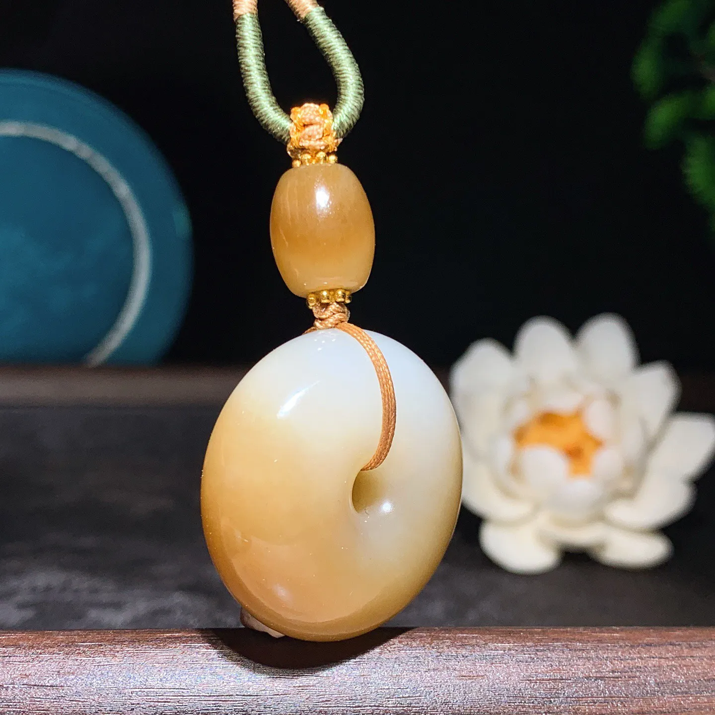 新疆和田玉且末糖平安扣挂件。尺寸30/13重26.5克 玉质细腻油润 底色纯净 脂粉好，品质好。lt251019