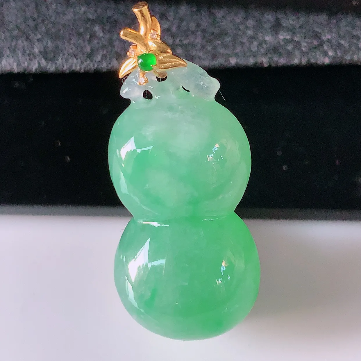 自然光实拍，18K金镶嵌冰满绿葫芦吊坠，翡翠葫芦，寓意福禄双全，财源滚滚，佩戴效果优雅迷人！#02.10整体32裸石26*13.8*10