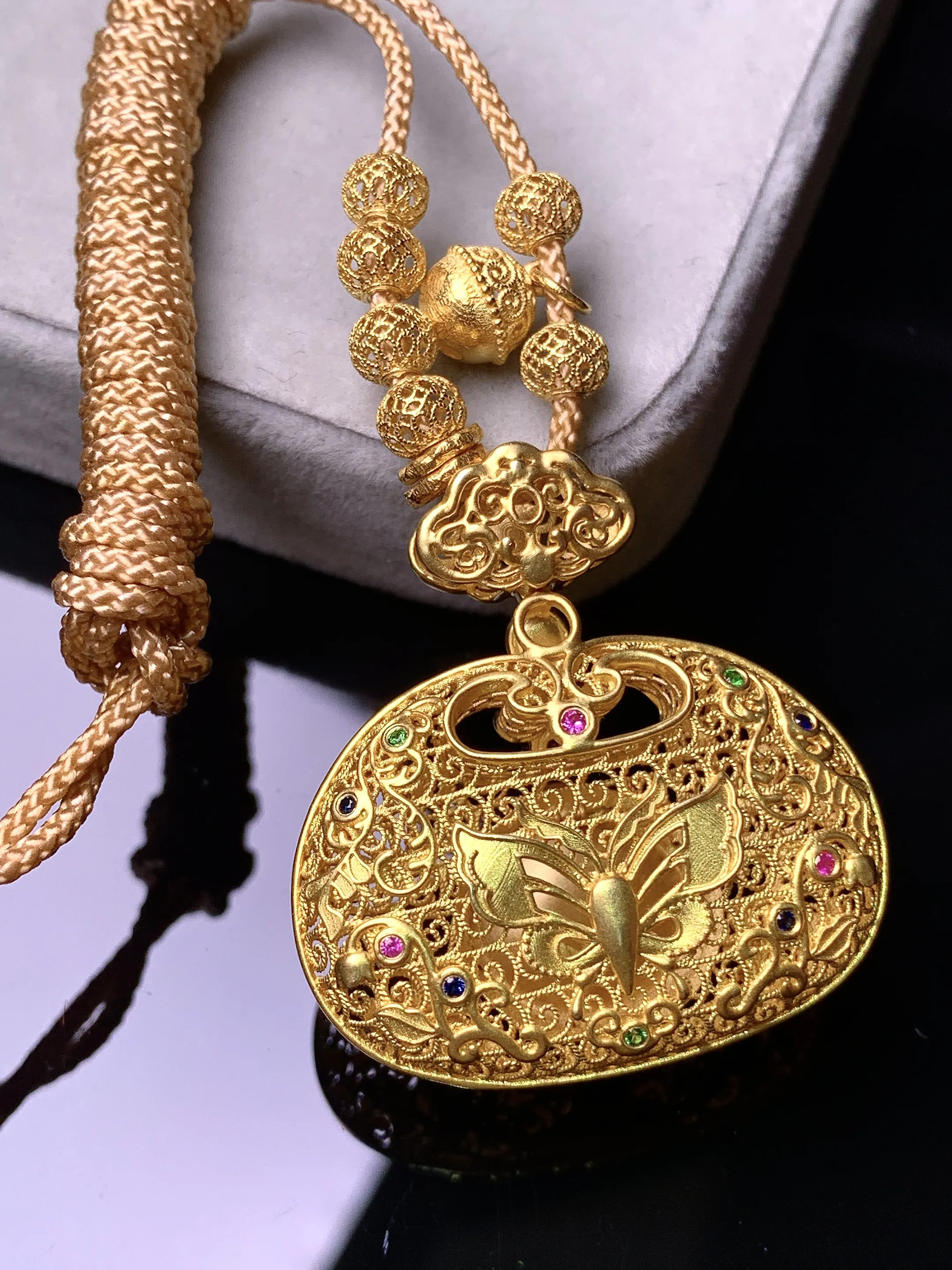 18k金钻镶嵌满绿蛋面吊坠 玉质细腻 色泽艳丽清新 整体尺寸31.5*29.5*14.2