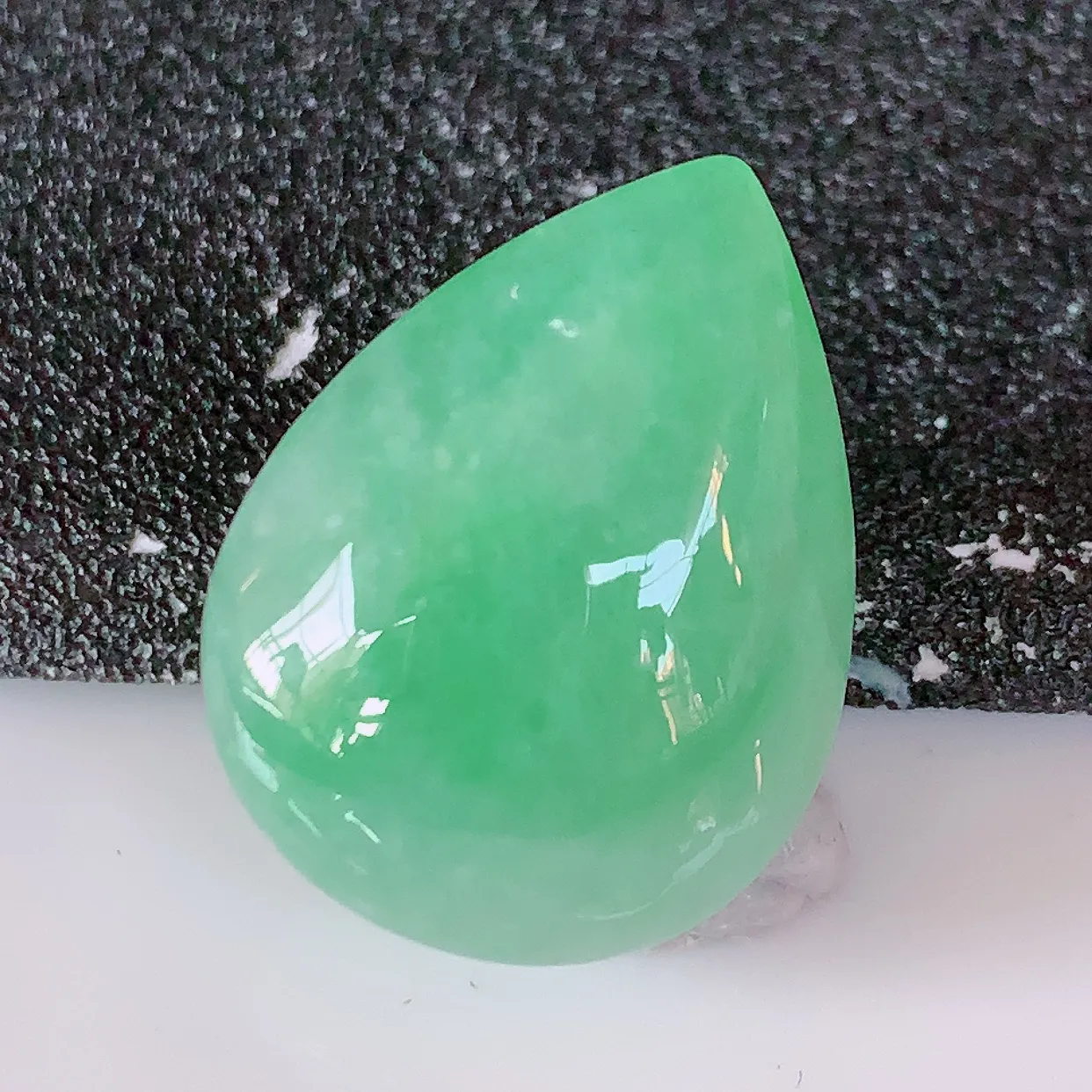 自然光实拍，冰满绿翡翠水滴戒面，蛋面，翠色灵动，玉质细腻，颜色漂亮，品相佳，镶嵌更靓，佩戴佳品！#94.7